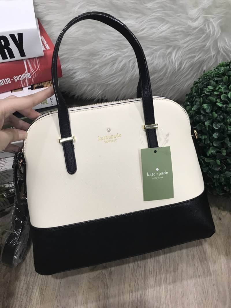 Kate Spade New York Cedar Street Maise CrossBody Bag กระเป๋าถือหรือสะพาย หนังลาย Saffiano สีทูโทนดำขาว สวยอยู่ทรงอด้านหน้าประดับ logo brand เปิดปิดด้วยซิป ภายในมีช่องซิป และช่องเล็ก ใส่กระเป๋าสตางค์ใบยาว ของใช้ ได้เยอะ มีหมุดรองฐานกันรอยสี่มุม มาพร้อมสายส