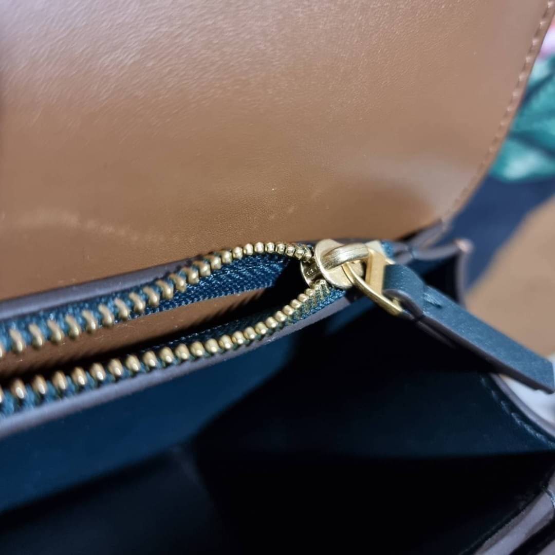 TORY BURCH ELEANOR SMALL CONVERTIBLE SHOULDER BAG ฮอตไอเท็ม รุ่นนี้ขายดีขายหมด สวยหรู คุณหนู ผู้ดี!! หายากมากแล้วน้า กระเป๋าสะพายข้าง ดีไซน์อยู่ทรง ขนาดกำลังสะดวกใช้สำหรับสาว วัสดุหนังแท้เต็มใบ สีทูโทน เปิด-ปิดด้วยแถบแม่เหล็ก ภายในแบ่งสัดส่วนได้เป็นอย่างด