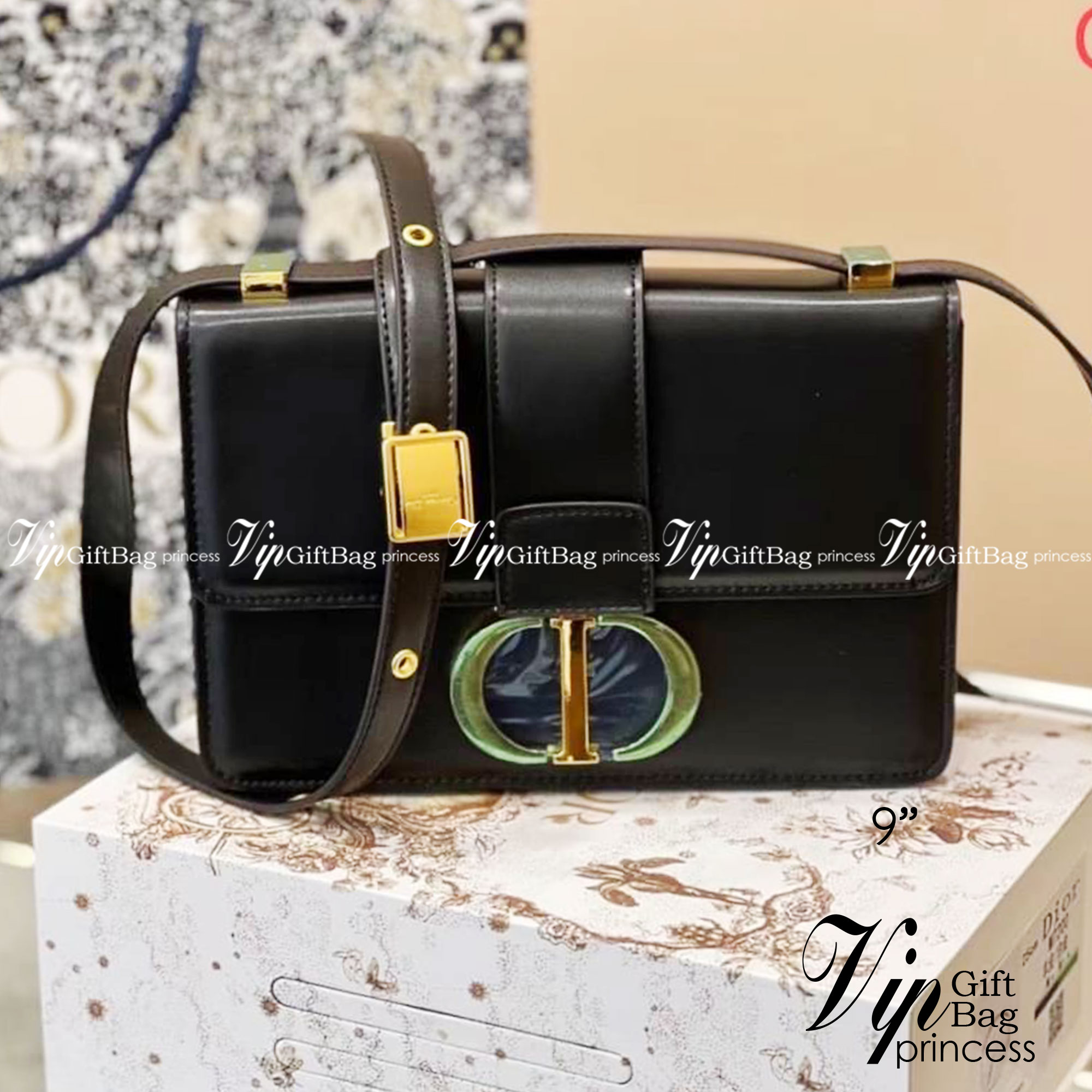 Dior 30 Montaigne Bag in Grained 9" รุ่นหนังลายเกรน กระเป๋าสะพายดิออร์ เอกลักษณ์ของความหรู น้ำหนักเบา ไอเท็มหายาก!! Best seller!! ยกให้น้องเลย!! ดีไซน์เรียบหรูในความเป็นเอกลักษณ์ ใช้งานง่าย สะดวก ได้ทุกโอกาส แนะนำเป็น everyday bag ติดตัวไว้เลยจ้าสาวๆ