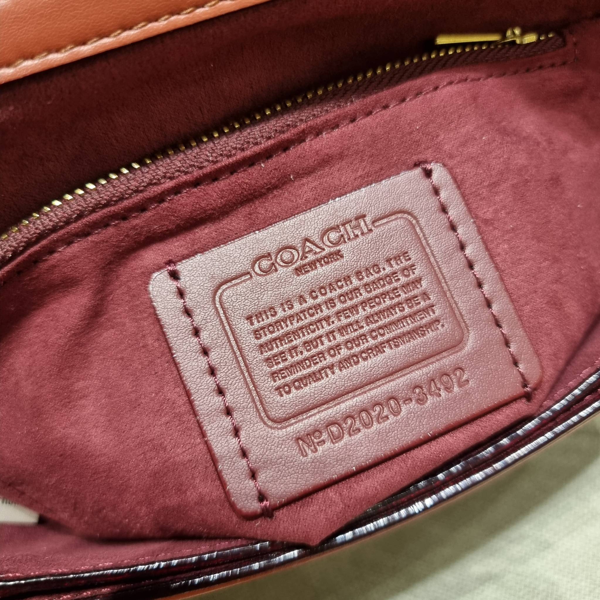 COACH 3492 HUTTON SHOULDER BAG IN SIGNATURE CANVAS sold out ไปกันทั่วหน้าในหลายประเทศ กับกระเป๋าสะพายที่สุดของความหรู ดีไซน์คลาสสิควินเทจ ลูกเล่นสีแทนสนิมตัดกับอะไหล่สีทองเหลืองดูย้อนยุคและหรูหรา วัสดุหนังแคนวาสสลับหนังแท้ สายสะพายโซ่สลับหนัง ปรับสะพายได้