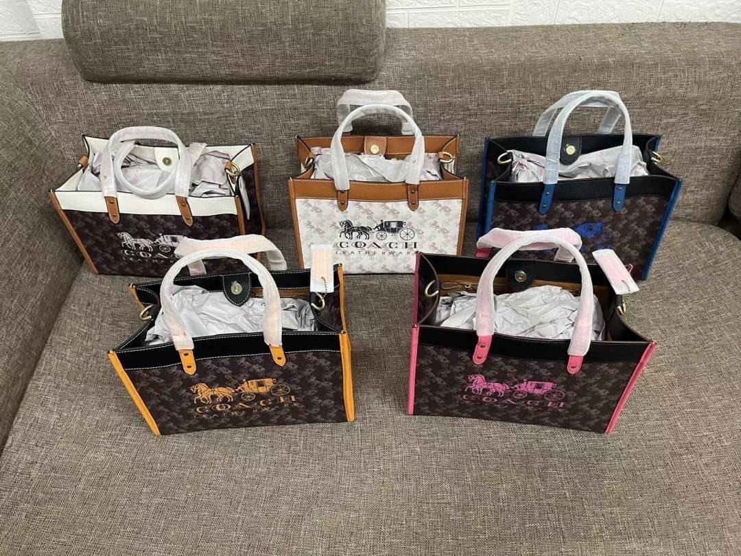 COACH FIELD TOTE 30 WITH HORSE AND CARRIAGE PRINTAND CARRIAGE BADGE 📣พร้อมส่งที่ไทย ใหม่ล่าสุด บอกเลยสีสวย สุดคลาสสิคมากๆ