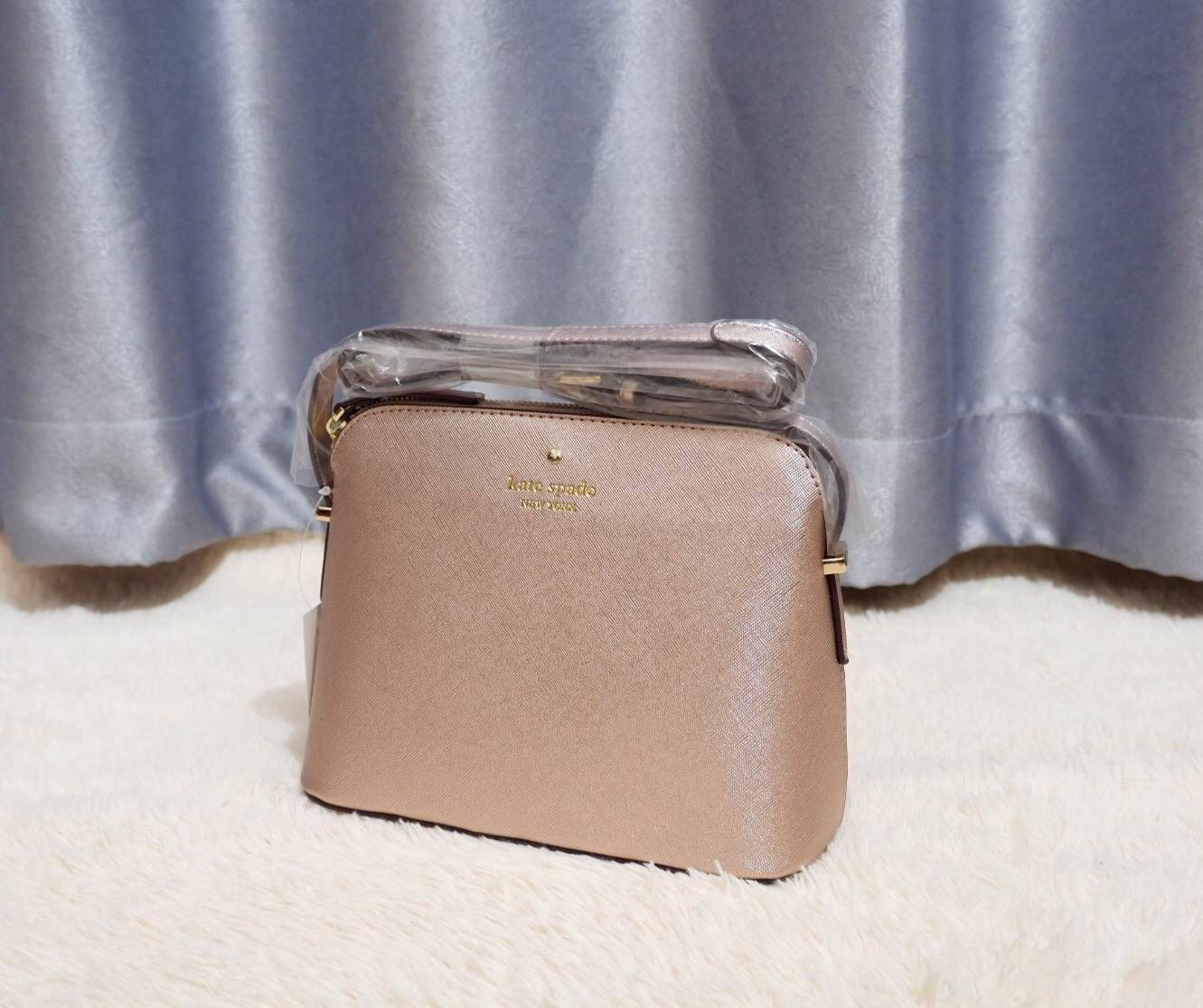 KATE SPADE CEDAR STREET MANDY แบรนด์ดังจากอเมริกาสุดฮิต กระเป๋าขนาดน่ารัก สะพายข้าง หนัง saffiano ภายในลายสวยเก๋สีทองเรียบหรู ทรงแข็งอยู่ทรง MUST HAVE!!