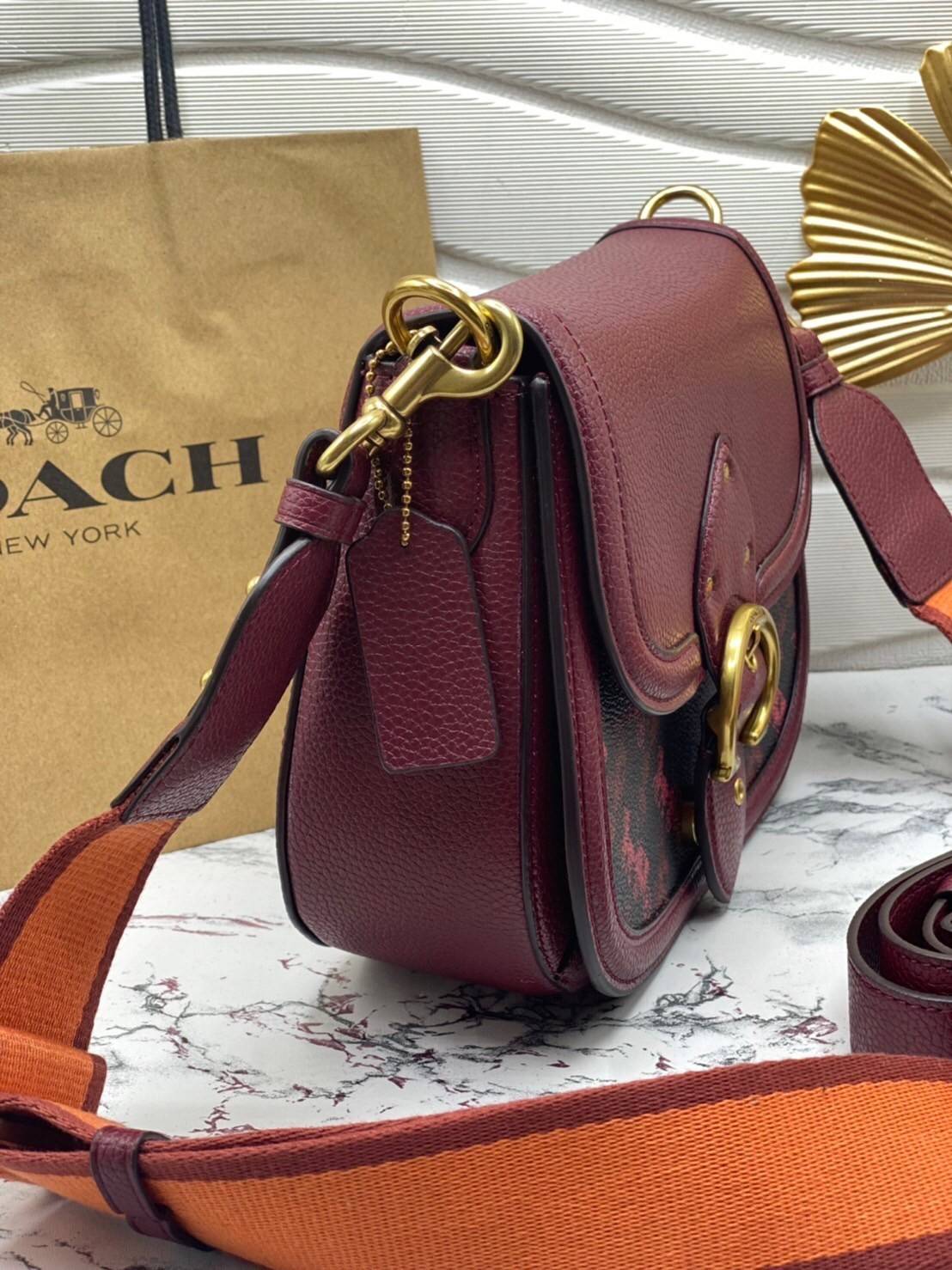 COACH BEAT SADDLE BAG WITH HORSE AND CARRIAGE C0747 ฮอตไฟลุก! สีหายาก ละมุนคุณหนู คอลเลคชั่นใหม่ ดีไซน์หรูหรา พิเศษมากๆมาพร้อมสายสะพาย 2 เส้น ใช้คู่กันหรือแยกสะพายก็สวยครบสูตร กระเป๋าสะพายทรง saddle คลาสสิค เปิด-ปิดด้วยกระดุมแน่นหนา ภายในเป็นช่องโล่ง ใส่ข