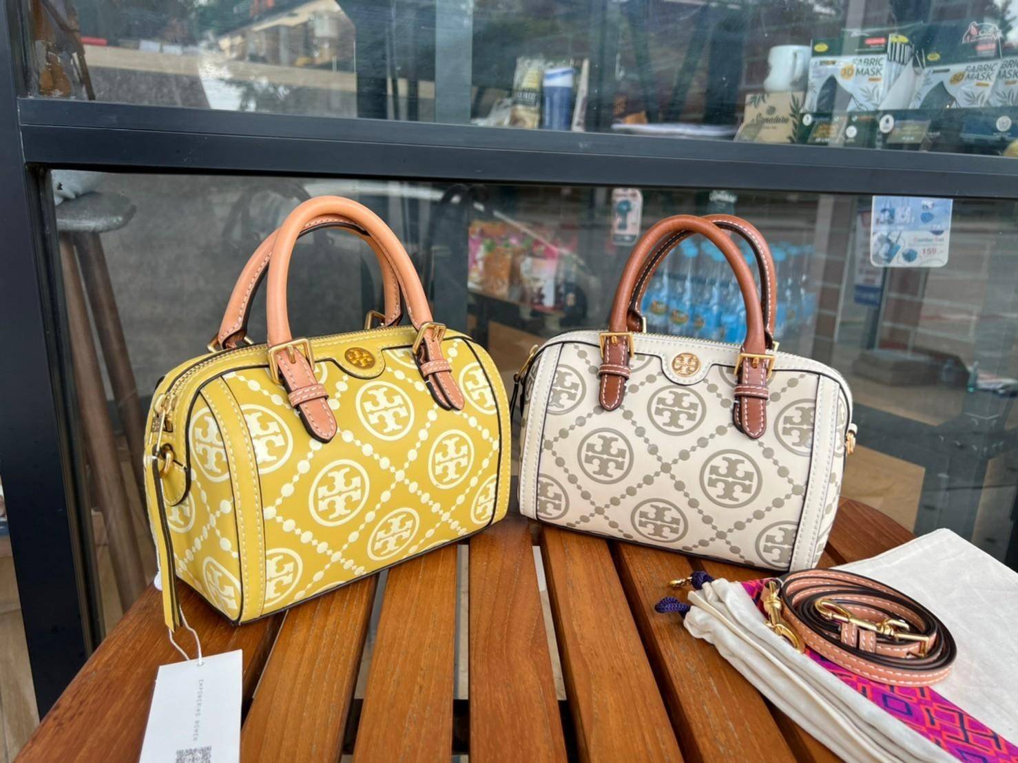 Tory Burch T-Monogram Mini Embossed Wine Bucket Bag / Tory Burch Mini Bucket กระเป๋าถือหรือสะพายไหล่ ทรงหมอนขนาดเล็ก ประดับด้วยลวดลายอันเป็นสัญลักษณ์ของแบรนด์ ถูกประดิษขึ้นด้วยความพิถีพิถันวัสดุหนังอย่างดี ด้านในบุด้วยหนังไมโครซูแอคเนื้อนุ่มทำความสะอาดง่า