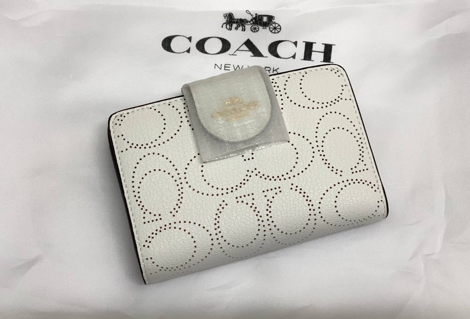 สวยมากๆ ห้ามพลาดเลยนะคะ! COACH MEDIUM CORNER ZIP WALLET IN SIGNATURE ((C4768)) พร้อมส่งค่ะ! กระเป๋าเงินใบขนาดกลางๆ กำลังดี หนังแท้ลายฉลุรูปตัวC ทั้งใบ สวยงามน่าใช้มากๆ ภายในมีช่องเสียบบัตรได้ถึง10ช่อง//ช่องใส่ธนบัตรหนึ่งข่องสามารถใส่แบงค์พันตามยาวได้เลยค่