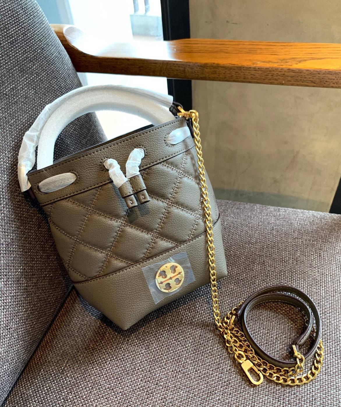 น้องสวยเกินเบอร์ คุณภาพแน่น จำนวนจำกัด! TORY BURCH MINI WILLA BUCKET BAG พร้อมส่งที่ไทย แนะนำต้องมีค่า กระเป๋าทรงจนมจีบ หนังแกะแท้((หนังแกะจะมีคุณภาพดีและแพงกว่าหนังวัวนะคะ)) ลายหนังสวย เดินด้ายลายนวม สัมผัสแล้วสาวๆหลงรักแน่นอนค่าา