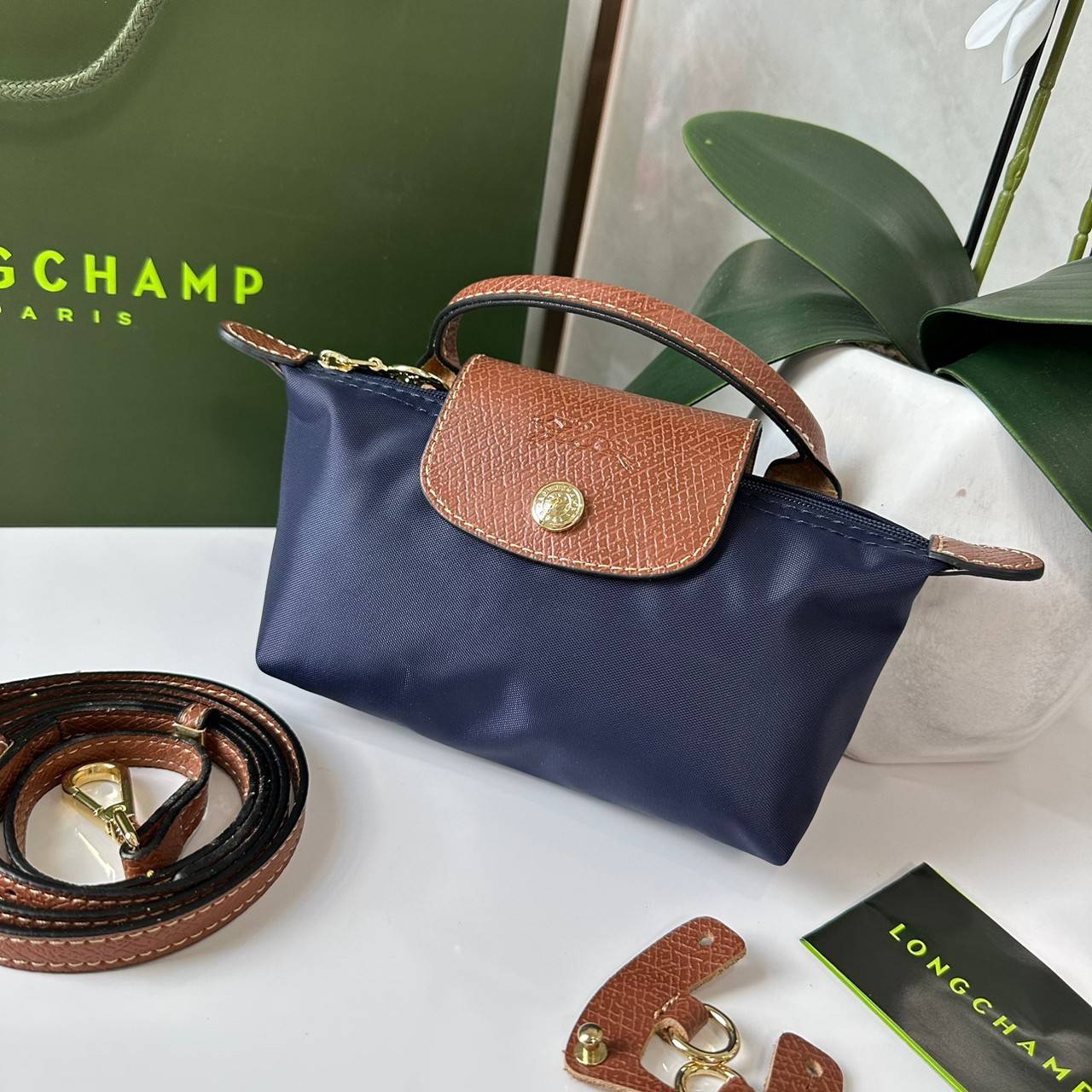 LONGCHAMP LE PLIAGE ORIGINAL Pouch with handle กระเป๋าใบเล็กขนาดกระทัดเหมาะกับใส่ของจำเป็นจุกจิก กันน้ำได้ พร้อมส่ง