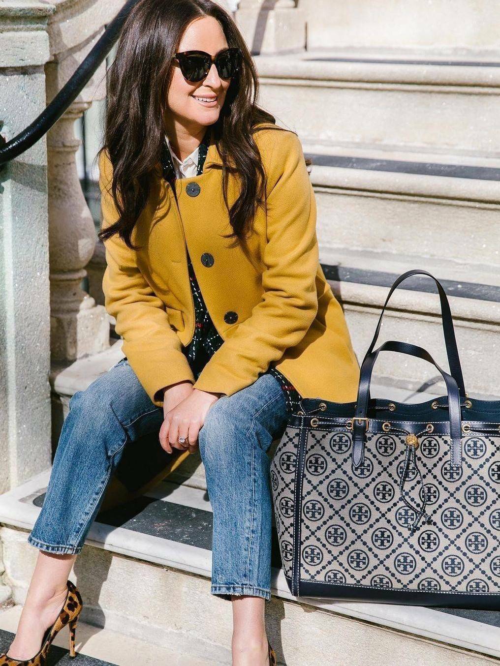 ใบใหญ่ TORY BURCH T MONOGRAM LARGE JACQUARD TOTE BAG กระเป๋าถือหรือสะพายรุ่นล่าสุดดีไซน์ยอดนิยมจาก TORY BURCH FACTORY OUTLET วัสดุ Woven Jacquard & Leather ทอลาย Jacquard Singnature แบรนด์รอบใบสวยอยู่ทรงเป็นเอกลักษณ์ เปิดปิดแบบ Drawstring ขนาดใหญ่มาก กว้า