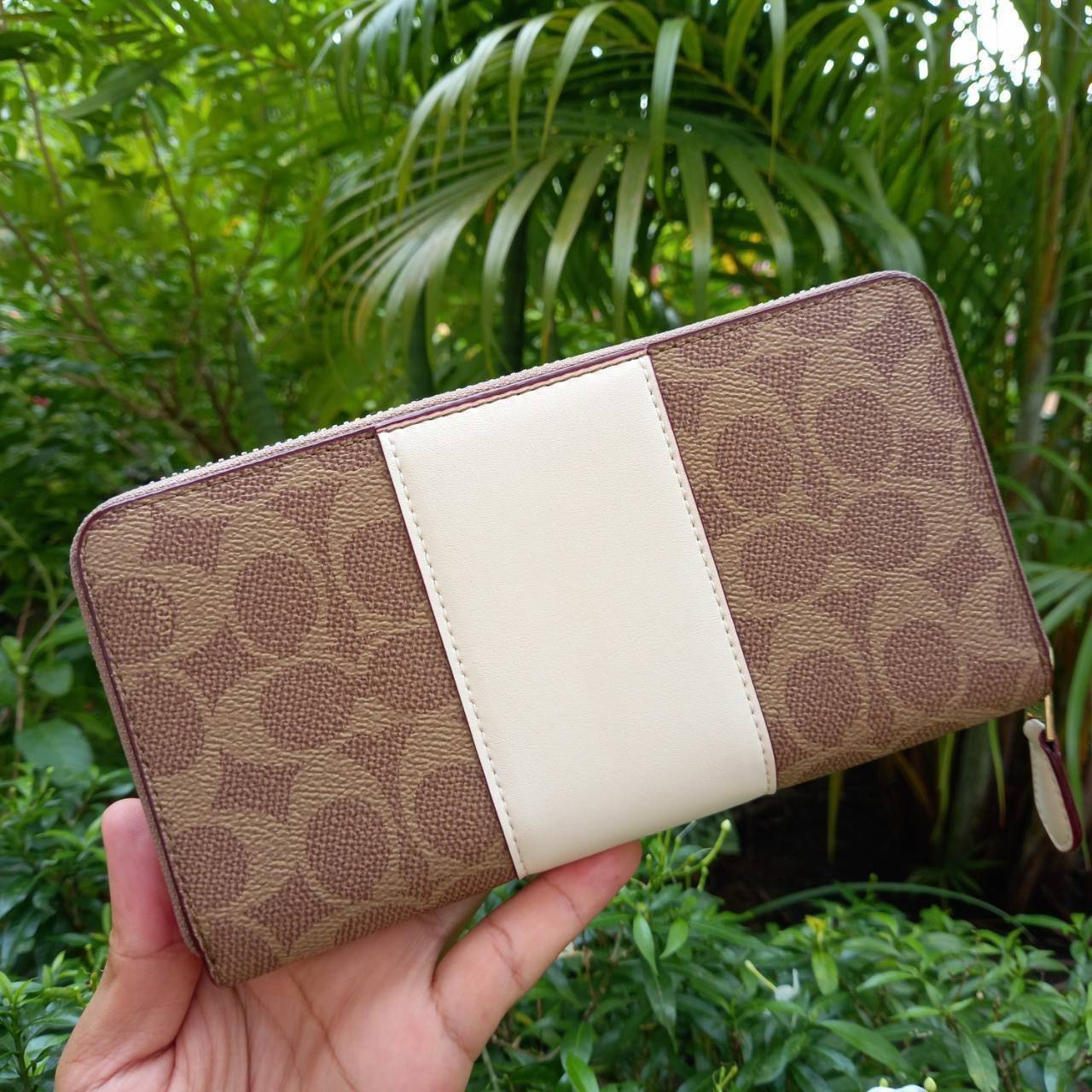 มาเท่าไหรก็ไม่เคยพอจริงๆ มีความต้องการกันถึงขีดสุด❣️😘>>COACH ACCORDION ZIP WALLET IN COLORBLOCK SIGNATURE CANVAS (COACH 31546)🍁กระเป๋าสตางค์ใบยาว ซิปรอบ //วัสดุหนังแคนวาสสลับหนังแท้ ดีไซน์สวย โดดเด่นลงตัวเป็นที่สุด ด้านในมีช่อ