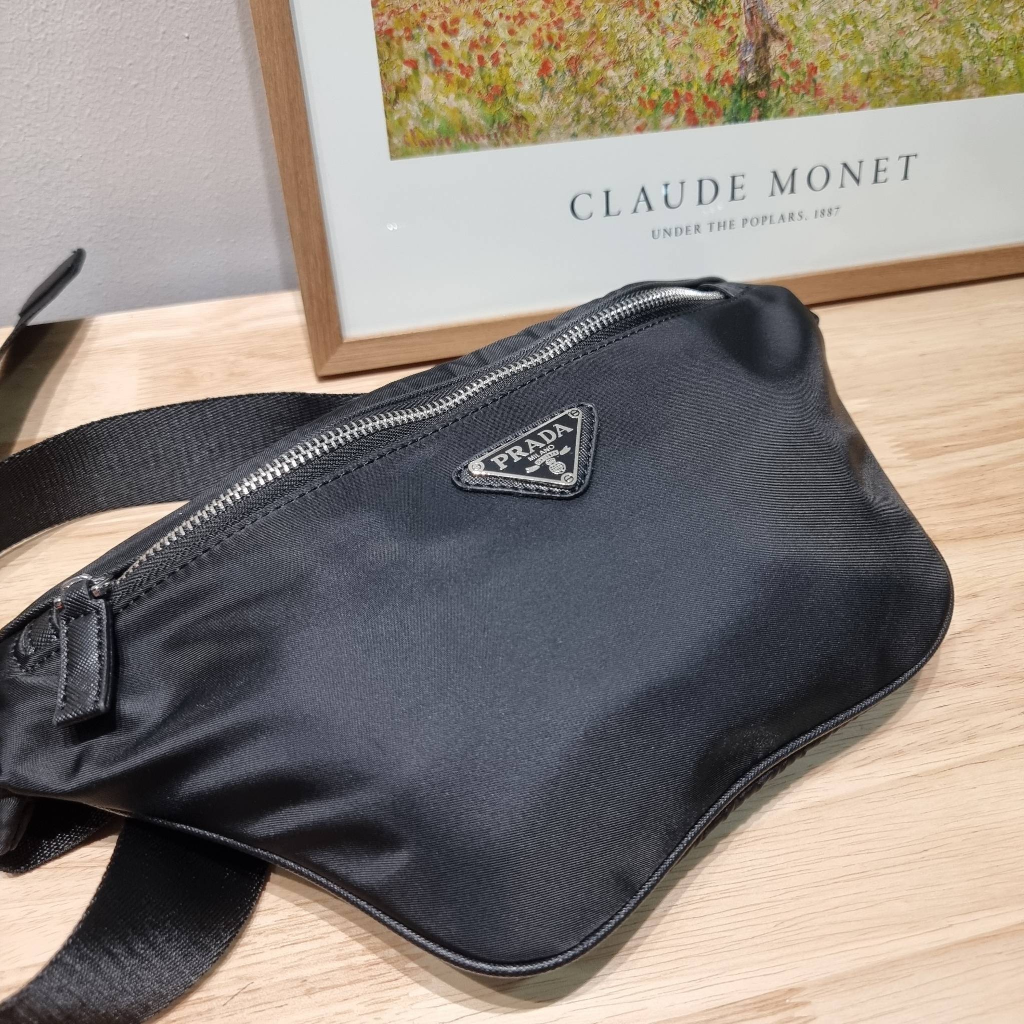 PRADA NYLON BUM BAG / PRADA Nylon Belt Bag กระเป๋าคาดอก รุ่นยอดฮิต ที่ใครๆก็ตามหา ด้วยดีไซน์คลาสสิค ใช้งานง่าย คล่องตัวสุดๆ เปิด-ปิดด้วยซิป ภายในโล่งกว้าง