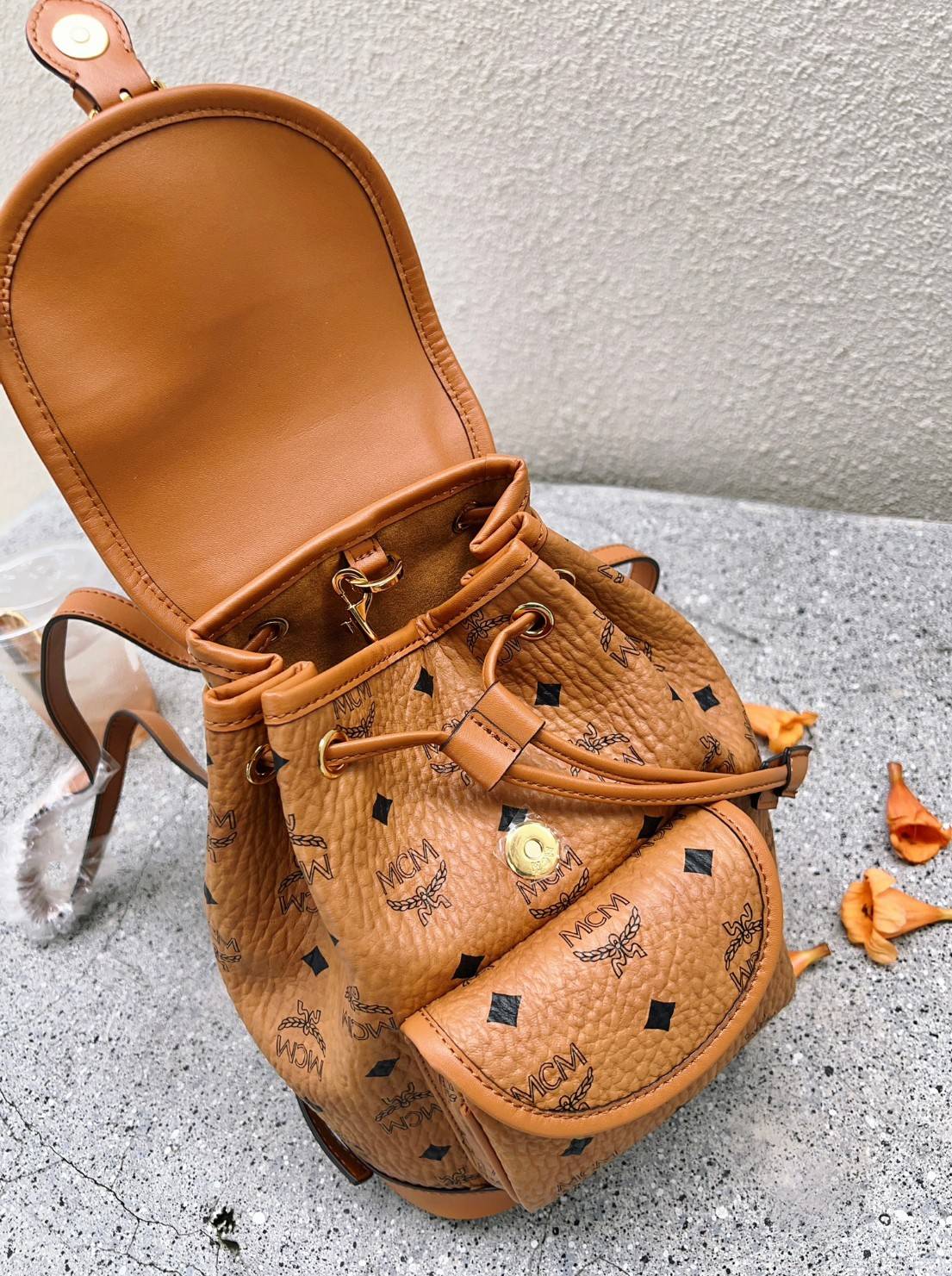 M.C.M AREN VISETOS BACKPACK / M.C.M Aren Drawstring Backpack in Visetos กระเป๋าเป้ทรงบัคเกตที่ทันสมัยคลาสสิคสวยมากๆ หนังแคนวาสอย่างดี ลายหนังสวยอีกหนึ่งรุ่นที่สาวๆควรมีติดตัว 🧡เกรดท็อปออริ เทียบแท้ 1:1 เกรดดีสุด ใช้งานต่างประเทศได้