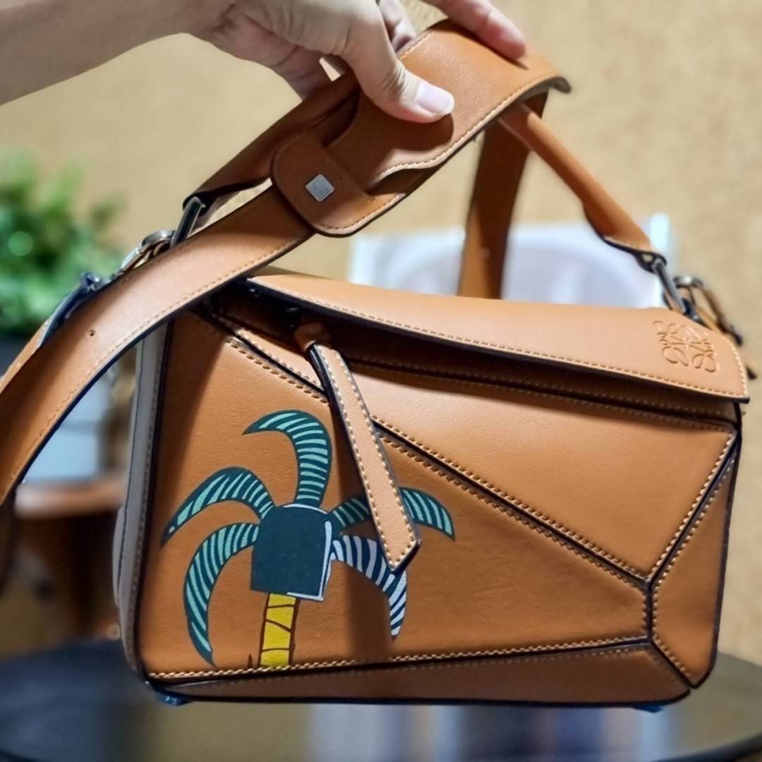 VIP 】LOEWE LA PALME PUZZLE BAG IN CLASSIC CALFSKIN คอลเลคชั่นใหม่!! กระเป๋าสะพายข้างทรงกล่อง สไตล์พัซเซิล ให้ฟีลลิ่งเหมือนตัวต่อ ดูดีได้ทุกที่แค่มีใบนี้ รอบนี้ดีไซน์พริ้นท์ลายต้นปาล์มเก๋ๆ ซัมเมอร์ยังต้องมา วัสดุหนังวัวฟอกสี เปิดใช้งานด้วยซิป ที่ภายในโล่งพ