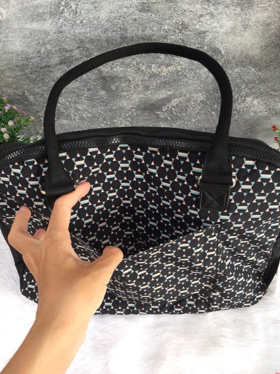 KIPLING K10210 NEAT LAPTOP BAG กระเป๋า messenger bag กระเป๋าถือและสะพาย เหมาะกับ working women เพราะสามารถถือไปทำงานได้ทุกวัน ใส่โน้ตบุ้คได้ค่ะ ใบนี้ หูยาวสามารถสะพายไหล่ได้ แถมยังมีสายยาวมาให้ด้วยค่ะ ทำให้สะดวกต่อการถือมากๆ เปิดปิดด้วยซิป โดยแบ่งเป็น 3 ช