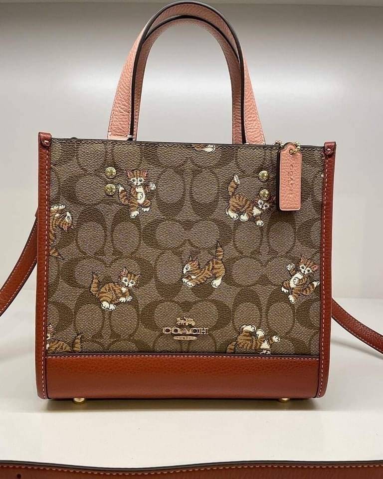 Coach Dempsey Tote 22 In Signature Canvas With Dancing Kitten Print CC424 น้องแมวน่ารักมากๆค่ะ ใหม่กันต่อ ไปสวยกันให้สุดค่ะ! กับกระเป๋าทรงTOTE รุ่นใหม่ล่าสุด 🌟จุดเด่นของรุ่นนี้คือปริ้นท์ลายน้องแมวทั้งใบ น่ารักน่าเอ็นดูมากๆค่ะ เปิด-ปิดกระเป๋าแบบกระ
