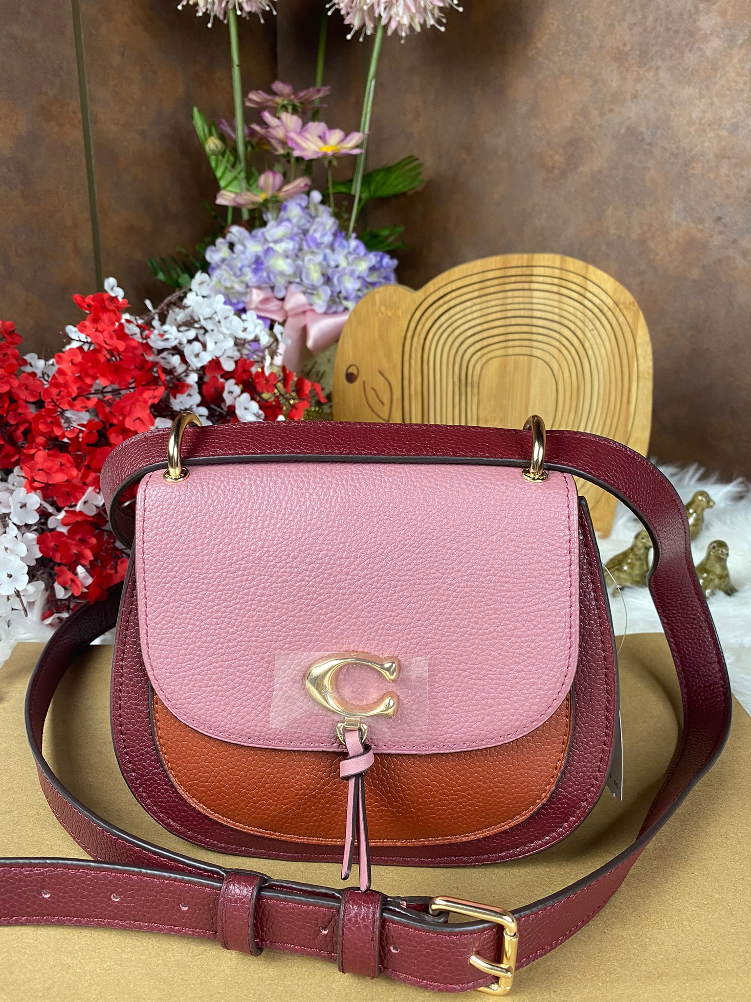 OUTLET 】COACH REMI SADDLE BAG IN COLORBLOCK ((1330)) รุ่นแนะนำ คลาสสิคน่าใช้มากๆ วัยใสๆใช้ดีค่ะ 😘 พร้อมส่งที่ไทยอีกครั้ง! กระเป๋าสะพายข้าง//ครอสบอดี้ร์//หรือทบเป็นสายคู่สะพายไหล่ได้ค่ะ แล้วแต่ชอบเลยค่ะ! วัสดุหนังแท้ ลายหนังสวยมากๆค่ะรุ่นนี้ หลงรัก