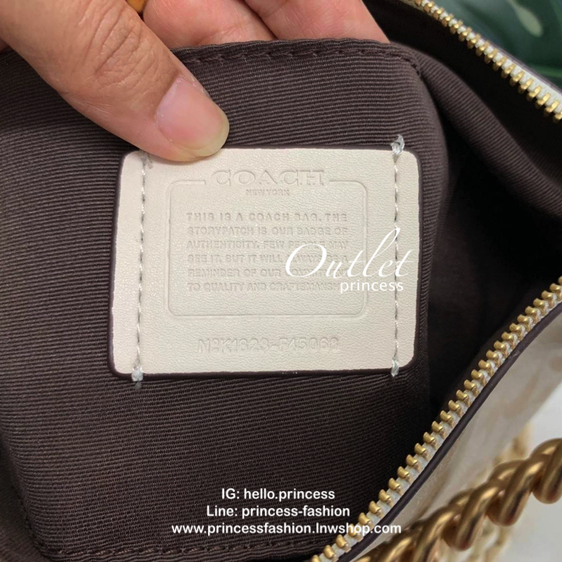 COACH MINI ABBY DUFFLE IN SIGNATURE PVC BAG กระเป๋าสะพายข้าง คล้องไหล่ได้ วัสดุ pvc นิ่มอย่างดี ใบจริงสวย เปิดปิดกระเป๋าแบบซิปภายในโล่ง กว้าง ใส่ของจุ มีช่องเล็กใส่ของจุกจิก มีสายให้ 2สาย ถอดออกได้ทั้ง2สาย เป็นอีกรุ่นที่แนะนำค่ะ Size:::26*9.5*24 cm “10.5”