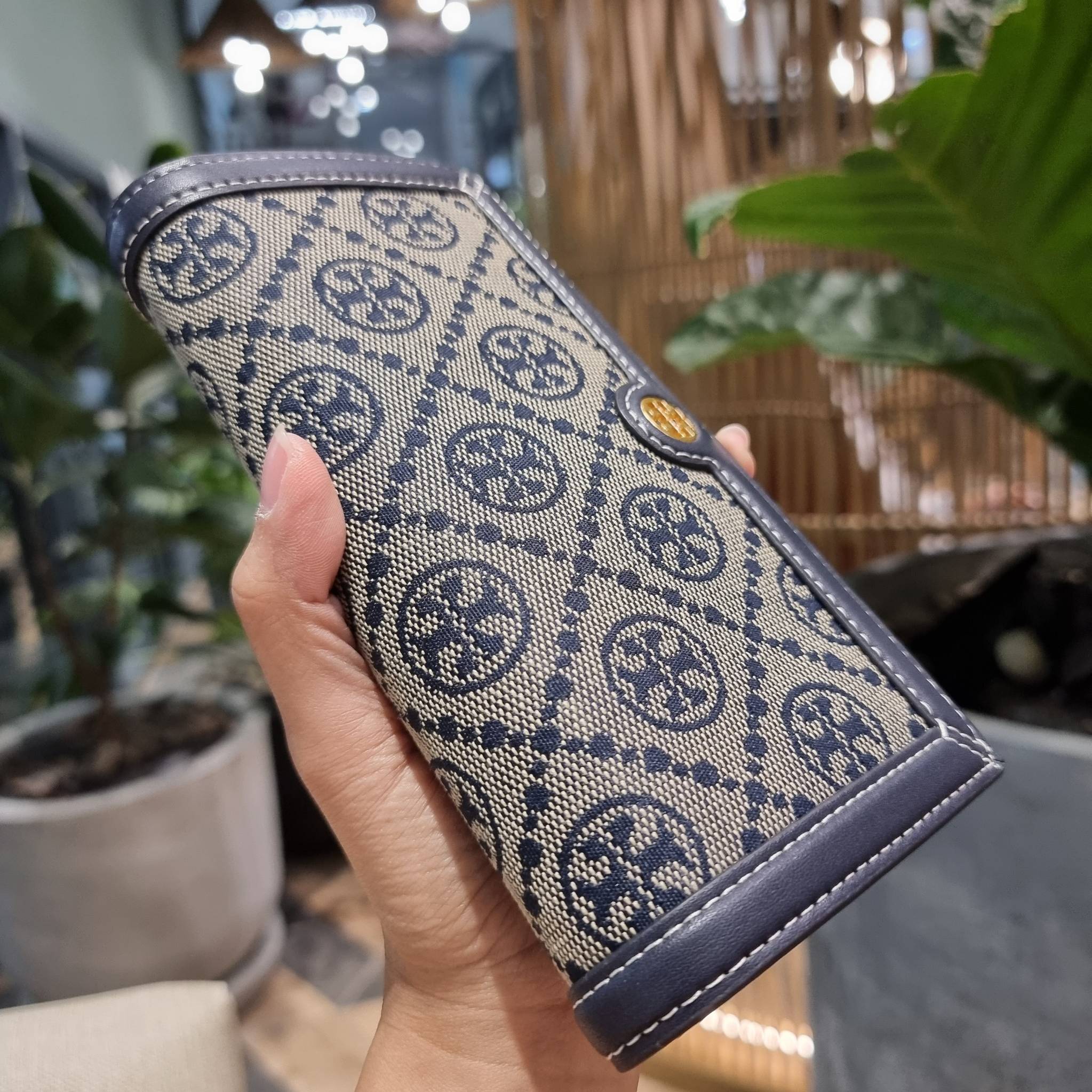 TORY BURCH T MONOGRAM JACQUARD CROSSBODY WALLET best seller ของคอลเลคชั่นนี้ ต้องไม่พลาด กับกระเป๋าสะพายกึ่งกระเป๋าสตางค์ ที่ช่วยให้ชีวิตง่ายขึ้น วัสดุผ้า jacquard ตัดสลับหนังแท้ เปิด-ปิดแบบฝาปิดแม่เหล็ก ภายในใส่ธนบัตรได้ มีช่องใส่บัตร และยังมีช่องซิปอีกด