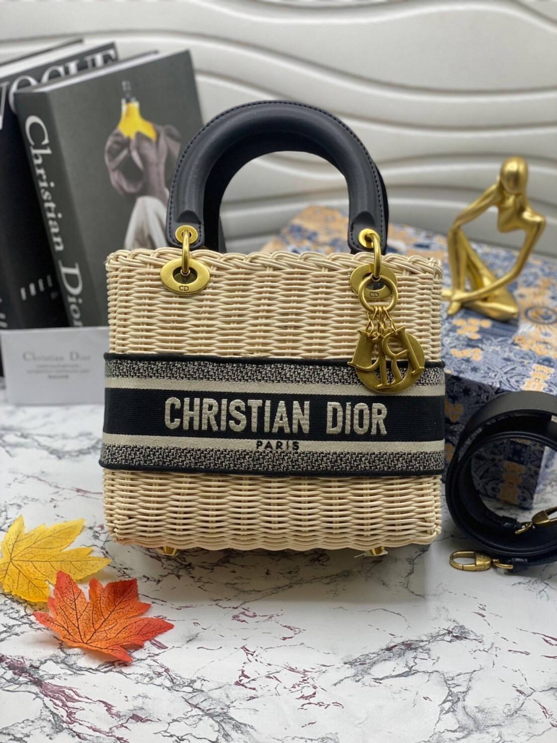 Medium Lady Dior Bag Natural Wicker and Dior Oblique Jacquard [Blue/Latte] เสน่ห์ที่สง่างาม พร้อมส่งที่ไทย ภาพสินค้าถ่ายจากงานขายจริง ใช้งานต่างประเทศได้ค่ะ
