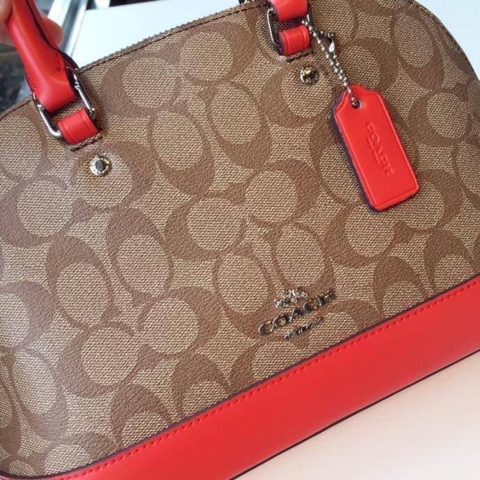 Coach Mini Sierra Signature กระเป๋าถือทรงโดม ภายในกว้างสามารถใส่กระเป๋าเงินเล็ก และมือถือได้ และยังมีช่องซิปเล็ก 1 ช่อง ด้านหลังมีกระเป๋าเล็กเก็บบัตร 1 ช่อง ใครยังไม่มีพลาดไม่ได้แล้วนะคะ