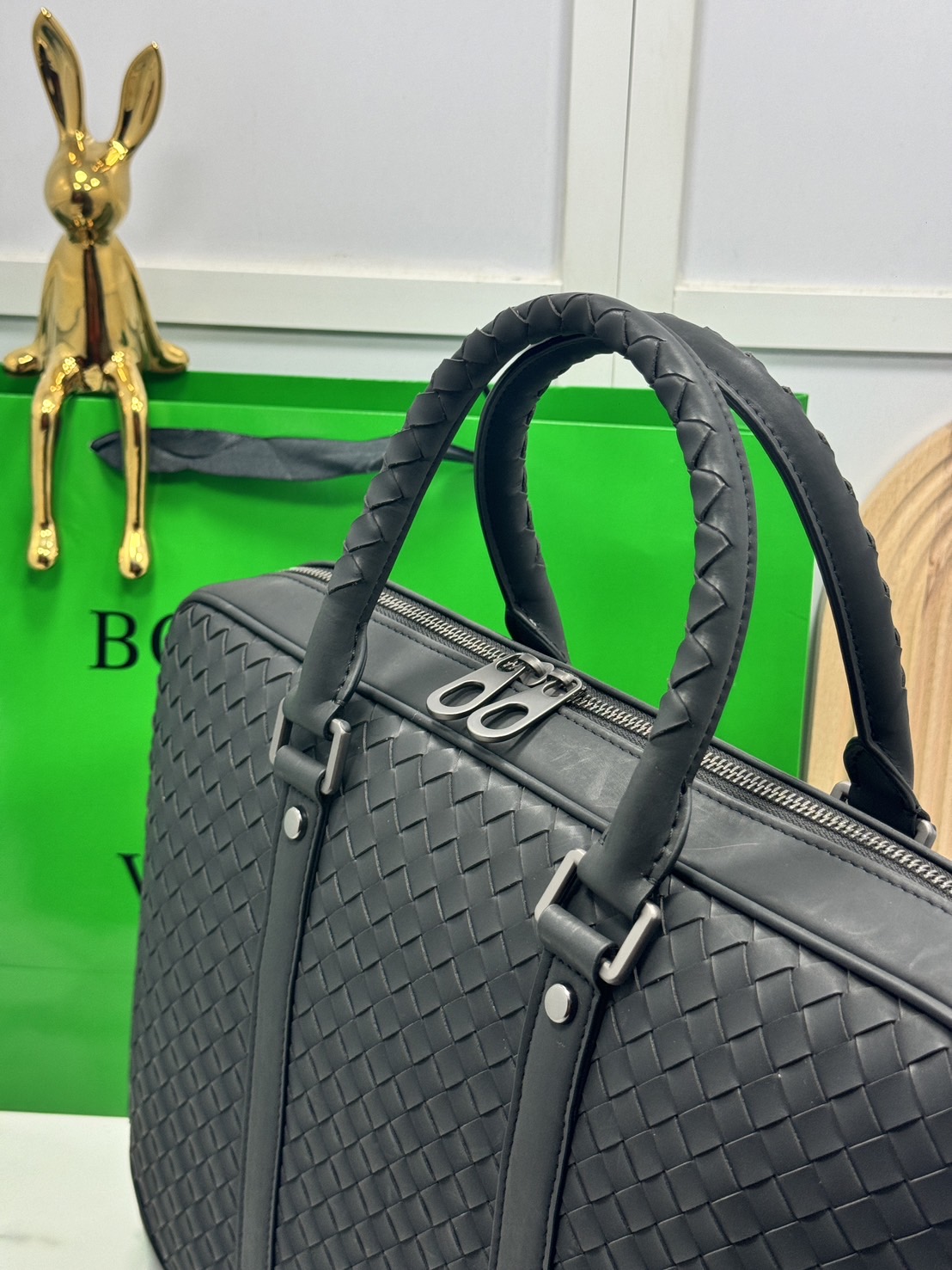 ORI หนังแท้ | Bottega Getaway Slim Intrecciato Leather Briefcase / Bottega Messenger Bag กระเป๋าใส่เอกสาร กระเป๋าทรงแมสเซ็นเจอร์ สวยเรียบหรูคลาสสิกเป็นเอกลักษณ์ โดดเด่นด้วยงานสานตาราง ดีไซน์เรียบง่าย แต่ดูแพง ไอเท็มสุดปัง!!