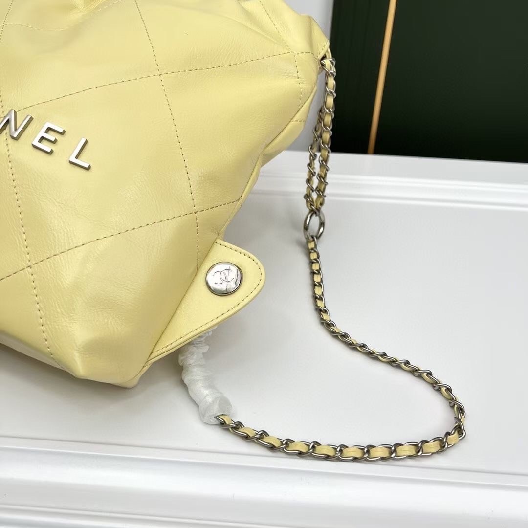 Chanel 22 backpack (small) กระเป๋าสะพายหลัง หนังเคลือบเงาและโลหะสีทองต่อยอดจากรุ่น ss22 ที่ ฮอตข้ามปีเพิ่มขนาดและหูถือยิ่งดูดีไปมากค่ะ