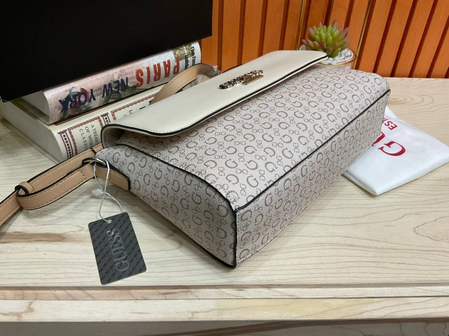ของแท้ 💯% 】Guess Brit Crossbody Bag in Charcoal Signature Faux Leather and G Monogram Print with Black Leather Flap - Women's Sling Bag กระเป๋าสะพาย Crossbody ทรงเหลี่ยม รุ่นยอดนิยมอีกรุ่นหนึ่งของ Guess ตัวหนังคือดีงามทรงสวย หนังนิ่มน่าใช้มาก