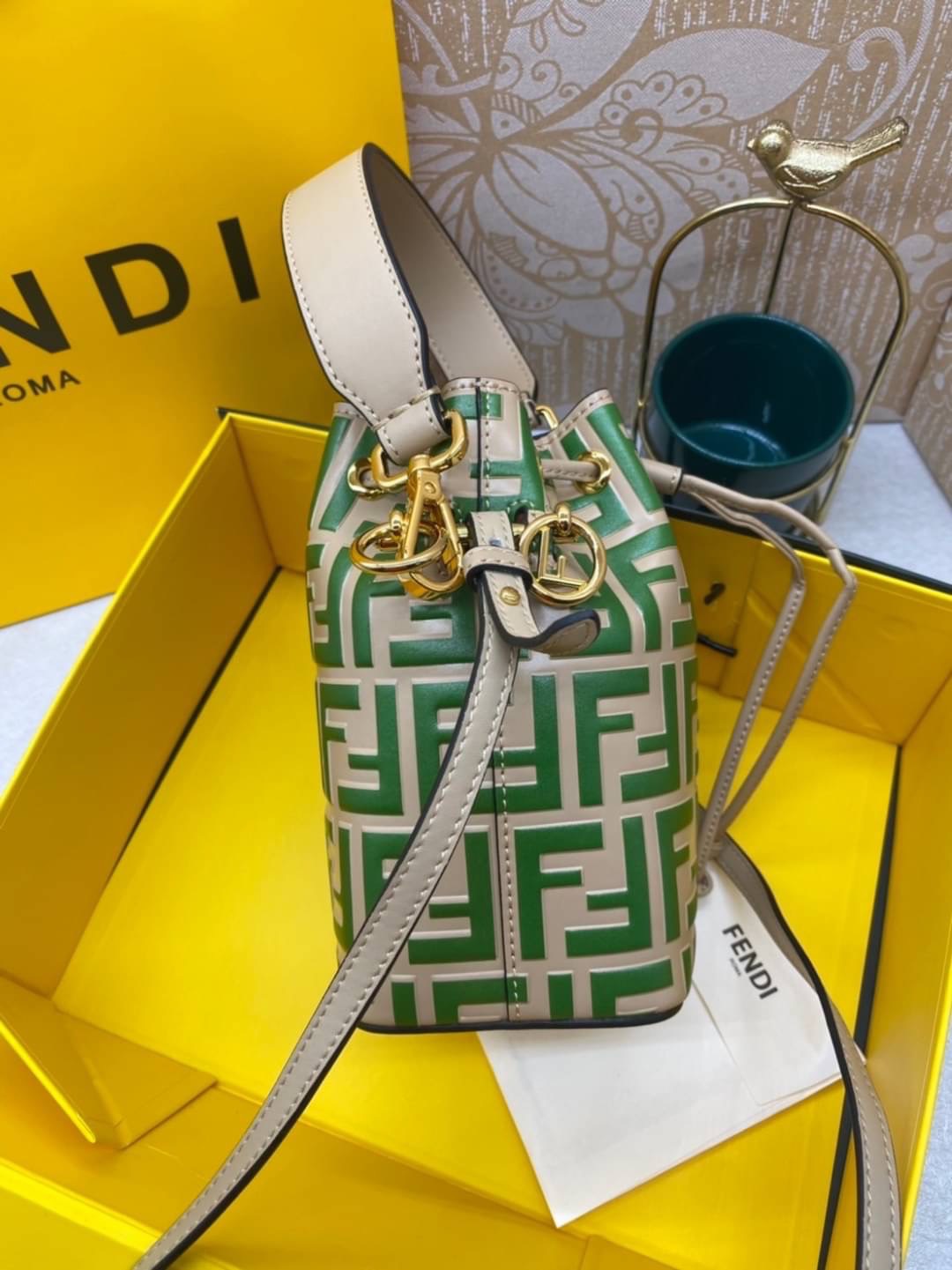 FENDI Mon Tresor Brown leather mini bag / FENDI Bucket Bag กระเป๋าสะพายทรงบัคเก็ต ไซส์มินิ รุ่นยอดนิยม