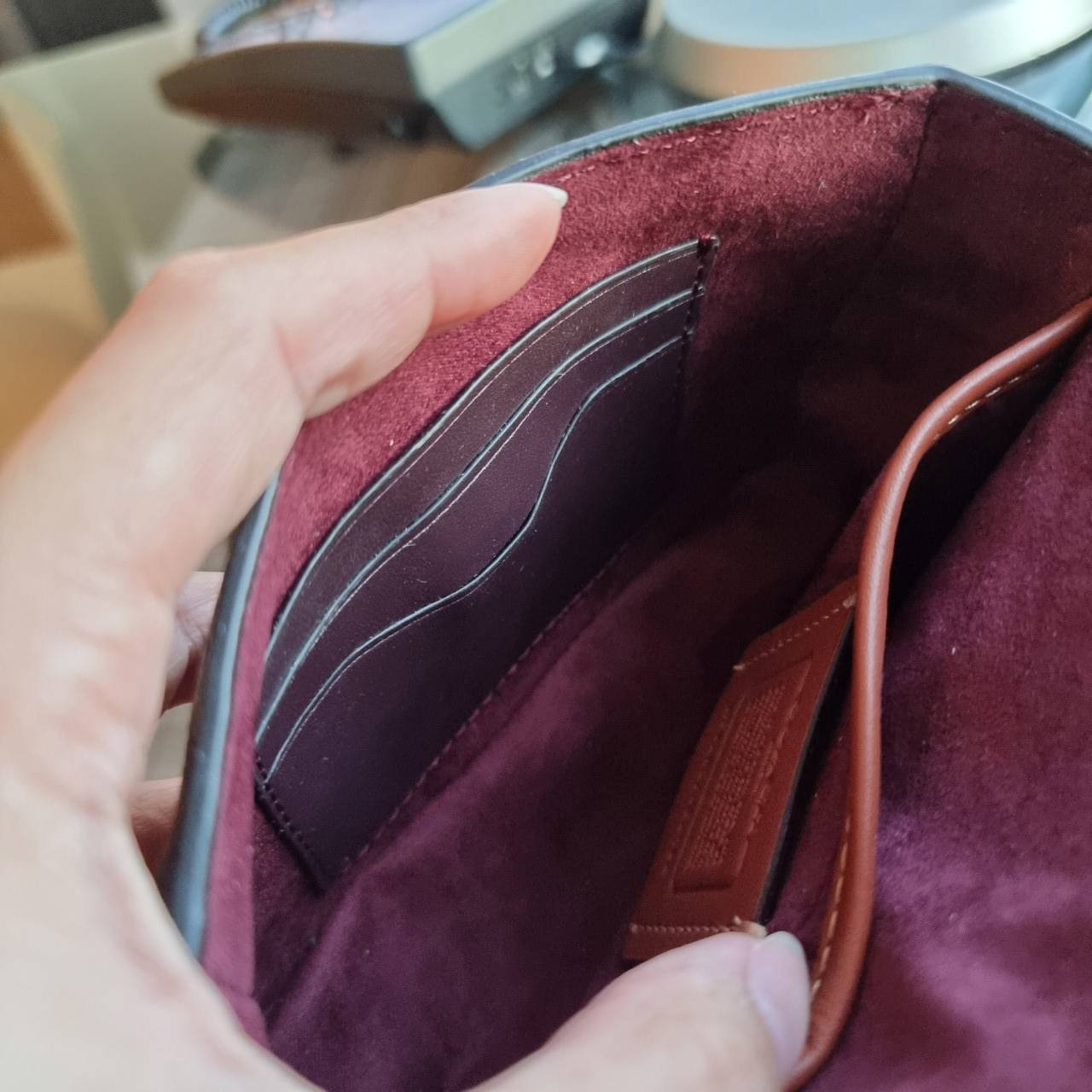 COACH C2462 MADISON SHOULDER BAG 16 IN SIGNATURE CANVAS WITH RIVETS (B4NQ4) กระเป๋าสะพายข้าง ไซส์กะทัดรัด พกพาง่าย น้ำหนักเบา ดีไซน์สวย โดดเด่นด้วยตัวล็อครูปดอกไม้ สีสันตกแต่งตัดกันกับลายซีอย่างลงตัว วัสดุหนังแคนวาสเคลือบลาย ภายในแบ่งสัดส่วนให้อย่างดี มาพ