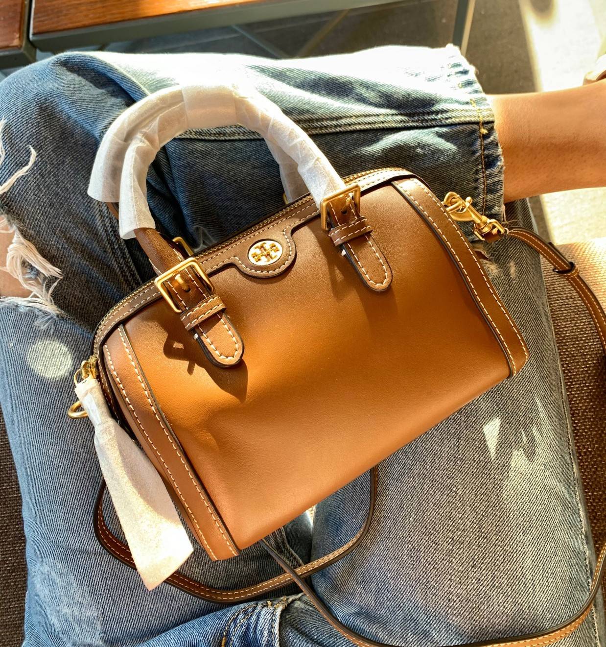 TORY BURCH T Monogram Color-block Barrel Duffle พร้อมส่งที่ไทย สวยก่อนใคร มี2ขนาด ไม่มีคือพลาดจร้าา😘 ✔️กระเป๋าทรงหมอน วัสดุหนังแท้ชั้นดีที่สุด หนังเรียบนิ่มสวย ✔️เปิดปิดกระเป๋าด้วยซิปคู่แบบมีหนังห้อย ภายในกว้างมากสำหรับไซด์นี้ หายห่ว