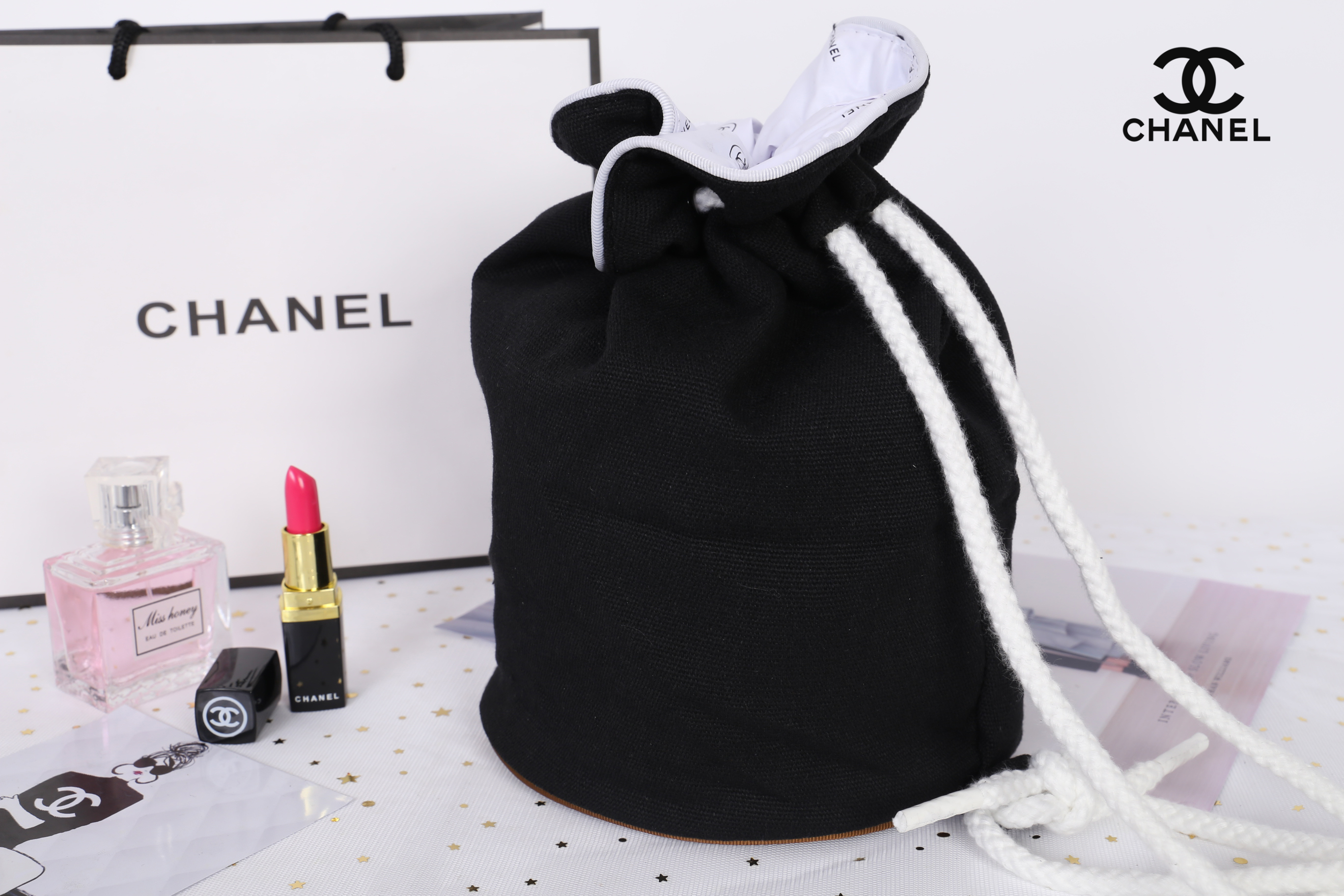 CHANEL VIP BEAUTE AUTHENTIC CANVAS DUFFLE BAG VIP Gift With Purchase รุ่น Limited Edition จาก Chanel Beaute ของแท้นำเข้าจากเคาเตอร์ต่างประเทศ วัสดุ Canvas เนื้อหนาภายในบุด้วย 100% Polyester สกรีนโลโก้แบรนด์ เปิดปิดแบบ Drawstring ใส่ ipad mini เครื่องสำอาง