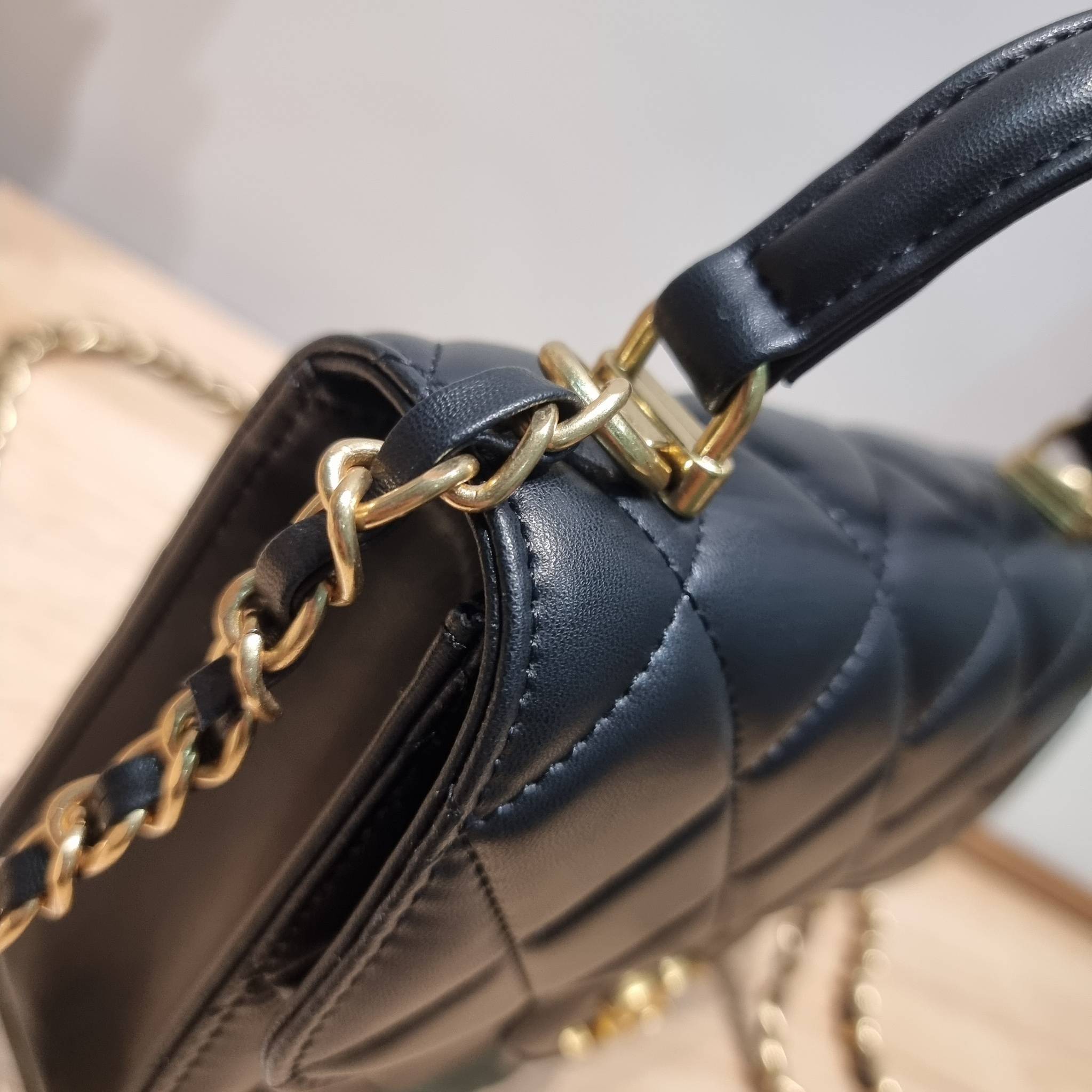 CHANEL flap bag with chain กระเป๋าสะพายสุดหรู สวยดูแพง รูปทรงคลาสสิค ขนาดกำลังพอเหมาะ สายสะพายโซ่ในตัว น้ำหนักเบา และยังมีหูจับในตัว สะดวกต่อการพกพา ตัวกระเป๋าเปิดด้วยกระดุมแม่เหล็ก วัสดุหนังอย่างดี ผิวสัมผัสดี ภายในเป็นช่องโล่ง และยังมีช่องซิปให้ด้วย