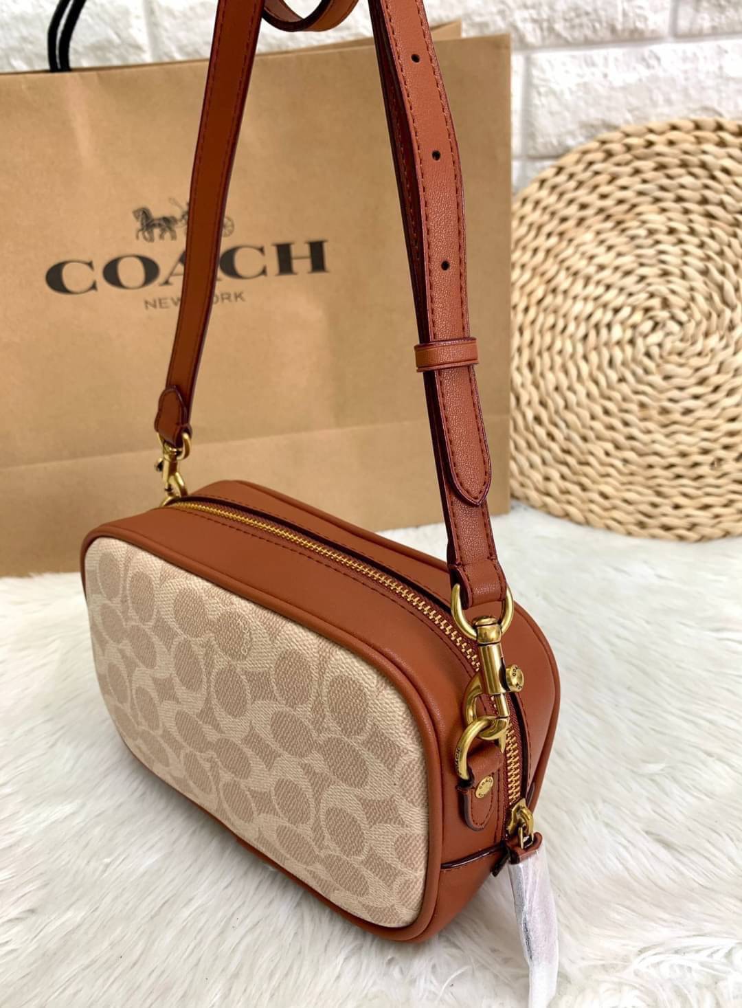 COACH Coated Canvas Signature Camera Bag 16 | Tan Rust (1025) เคลียร์สต๊อคมีไม่มากนะคะ! พร้อมส่งค่ะ! กระเป๋าทรงกล่อง pvc หนังนิ่มค่ะ เปิดปิดกระเป๋าแบบซิป ภายในสามารถใส่มือถือได้ทุกรุ่น;กระเป๋าเงินใบกลางได้;ของอื่นๆได้จุค่ะ;มีช่องซิปและช่องเล็กให้ใส่ของจุก