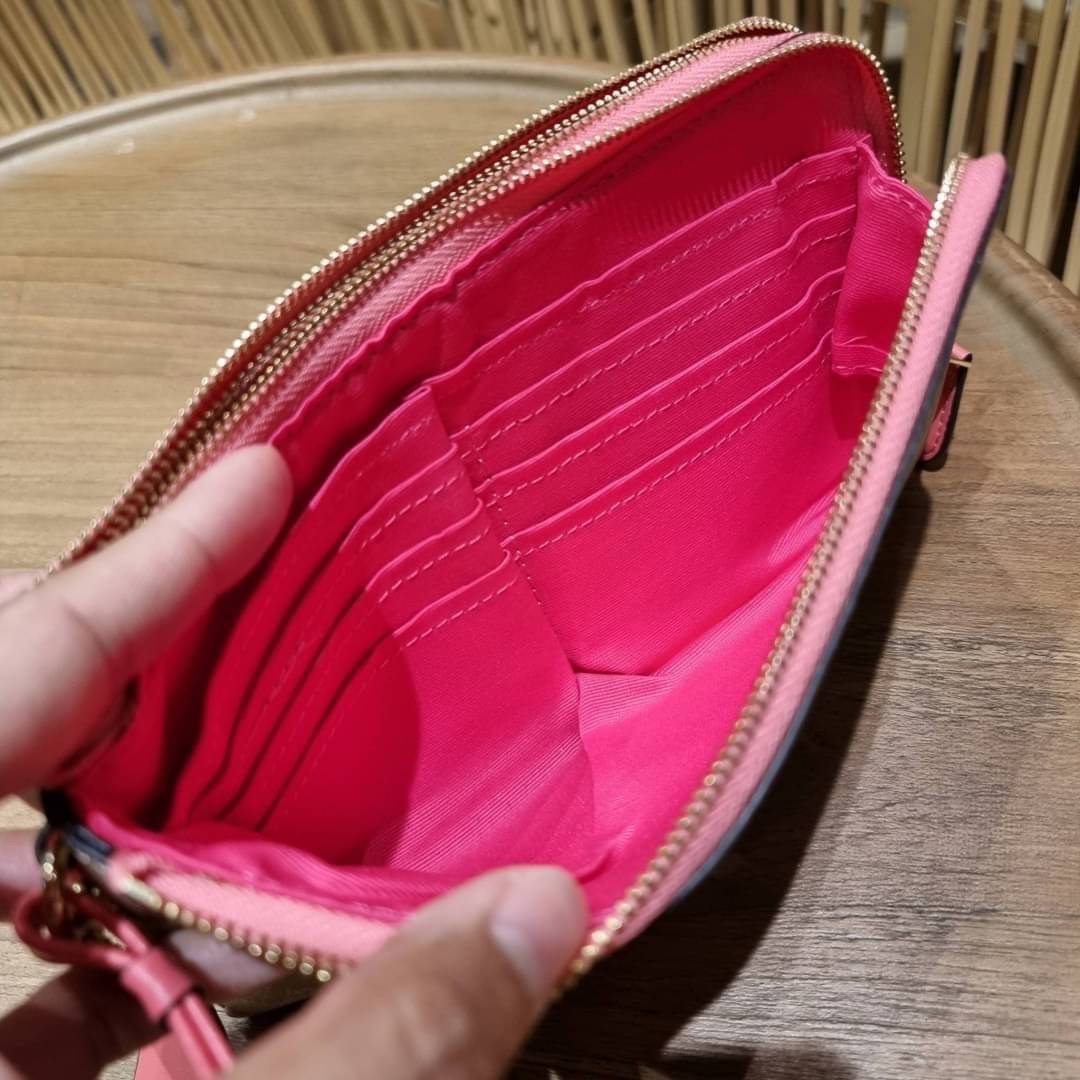 COACH F54057 DOUBLE ZIP WALLET IN SIGNATURE กระเป๋าคล้องมือ size L ใบนี้ใส่มือถือได้ทุกรุ่น ขนาดกำลังดี พกพาสะดวกมากๆ วัสดุหนังสังเคราะห์ ภายในเป็นผ้าสีสวยคม ใส่ธนบัตร ใส่บัตรได้เยอะ ใส่มือถือได้สบายๆทุกรุ่น ตอบโจทย์สาวๆที่ไม่ชอบพกเยอะวุ่นวายจ้า ใบนี้เอาอ