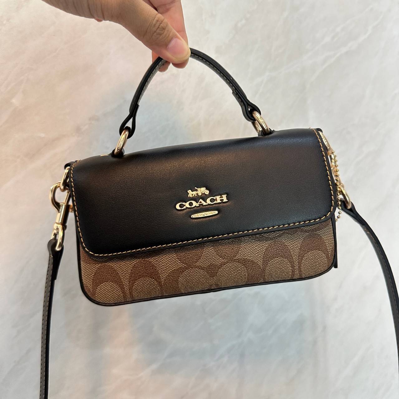 Coach Mini Josie Top Handle Crossbody In Blocked Signature Canvas (cc340) ใหม่ล่าสุด กระเป๋าสะพายหรือถือใบเล็กกระทัดรัด วัสดุหนังตัดขอบหนังแท้ ภายในช่องโล่งกว้างสามารถใส่โทรศัพท์ iPhonePro max ได้ มีช่องใส่บัตรเครดิต 2 ช่อง เปิดปิดด้วนกระดุมแป๊ก ซับในผ้า 