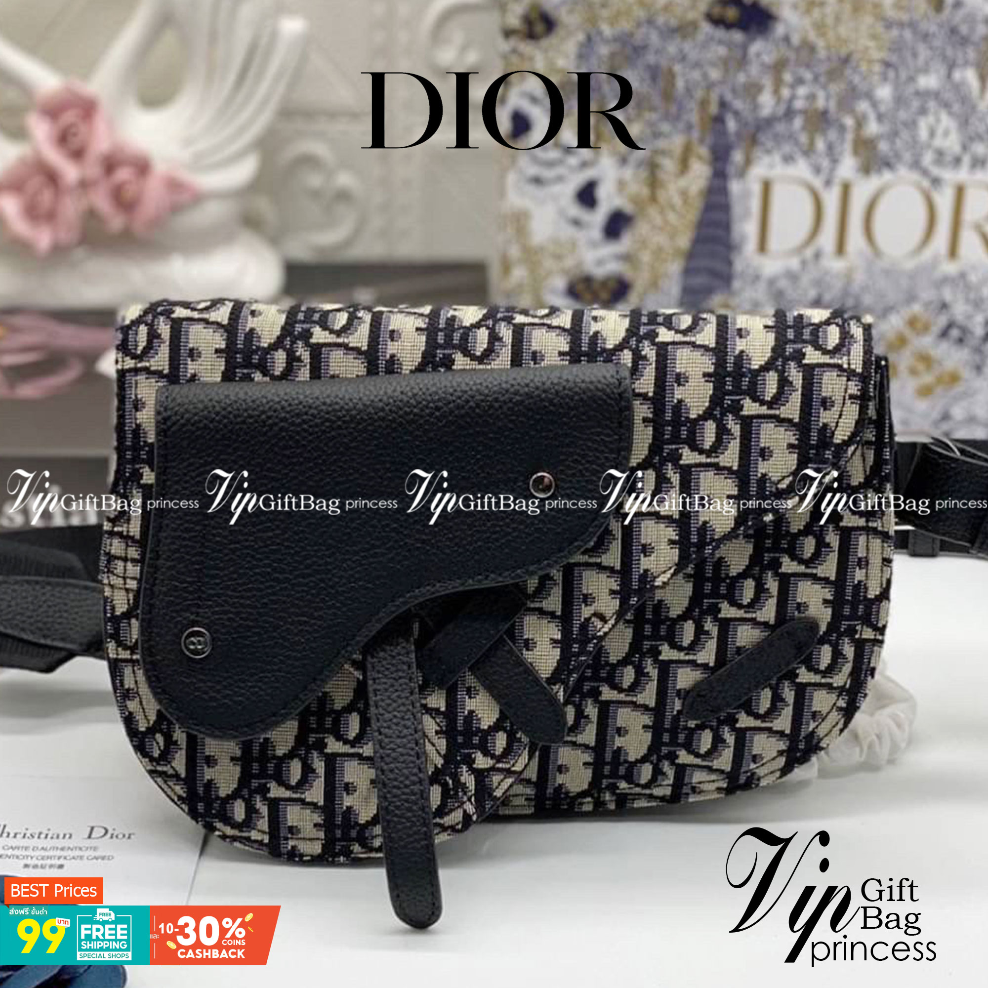 DIOR SADDLE Pouch Beige And Black Canvas and Leather Messenger Bag DIOR Chest Bag พร้อมส่งที่ไทย ยังคงรักษาสไตล์ไว้ได้ เฉพาะสำหรับคุณที่จะติดตามเทรนด์อานม้ารุ่นที่สวยงามนี้ในผ้าใบเฉียงและหนัง สายสะพายไหล่แบบเส้นเดียวและด้านในบุด้วยผ้า กระเป๋าสะพายข้างหรือ