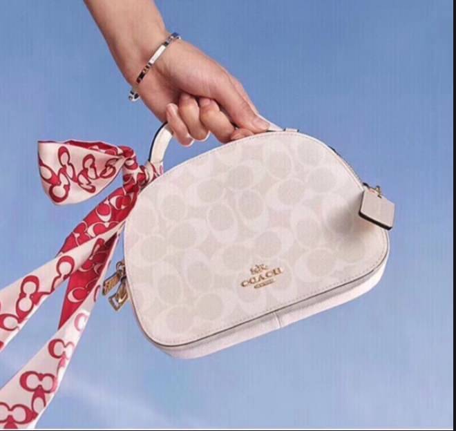 COACH SERENA SATCHEL CROSSBODY BAG กระเป๋าทรงโดมเล็ก น่ารัก แต่ใส่ของได้จุเลยทีเดียว!! มี2ช่องซิปหลัก ช่องค่อนข้างกว้าง สามารถใส่กระเป๋าเงินใบกลางได้;ของจำเป็นอื่นๆได้ครบเลยค่ะ มีช่องเล็กให้ใส่ของจุกจิก ด้านหลังมีช่องเล็กให้อีกช่องค่ะ พร้อมสายยาวถอดออกได้