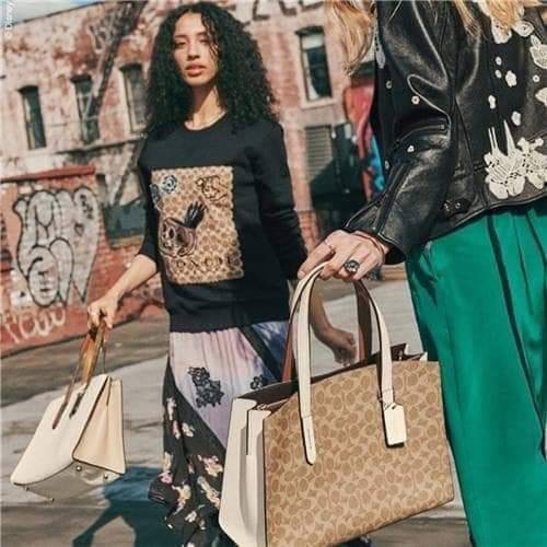 COACH CHARLIE CARRYALL IN SIGNATURE CANVAS (31210) ðšāđāļĢāļĩāļĒāļāļŦāļĢāļđ āļāļĨāļēāļŠāļŠāļīāļ//āļāļĢāļ°āđāļāđāļēāļāļ·āļ āļāļĢāļ°āđāļāđāļēāļŠāļ°āļāļēāļĒ āļāļĢāļ TOTE āļŠāļļāļāļŦāļĢāļđāļŦāļĢāļē āļāļĩāđāļāļāđāđāļāđ āđāļĄāđāļāļģāđāļ// āļ§āļąāļŠāļāļļāđāļāļāļ§āļēāļŠ āļāļŠāļĄāļŦāļāļąāļāđāļāđāļāļļāļāļ āļēāļāđāļĒāļĩāđāļĒāļĄ āļĢāļđāļāļāļĢāļāđāļāļāđāļāđāļ āļĨāļēāļĒ SIGNATURE āļŠāļ§āļĒāļĄāļēāļ// āļāđāļēāļāđāļāļĄāļĩ 2 āļāđāļāļāđāļĨāđāļāļāļ§āđāļēāļ āđāļĨāļ°āļāļĩāļ 1 āļāđāļāļāļāļīāļāļ