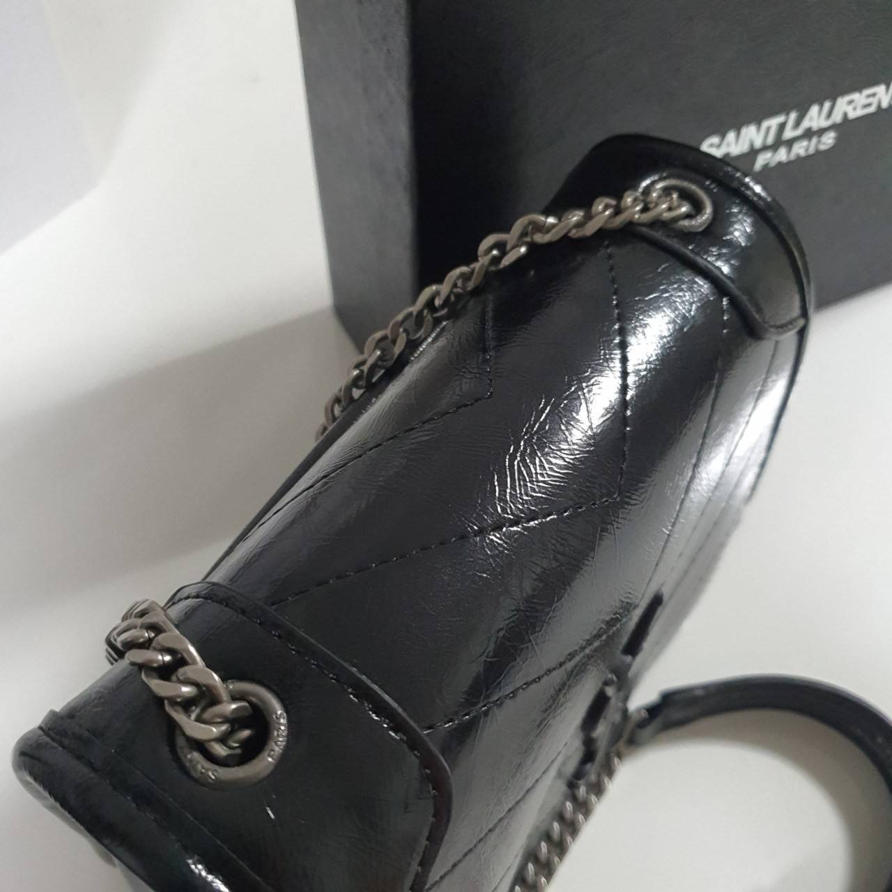 VIP 】YVES SAINT LAURENT YSL BAG VIP GIFT WITH PURCHASE (GWP) พรีเมี่ยมกิ้ฟ Limited Edition จาก YSL DUTY FREE COUNTER วัสดุหนังPu สีดำเงา ทรงสี่เหลี่ยมหนังสวยหรูอยู่ทรงเปิดปิดด้วยฝาปิดโลโก้แบรนด์อะไหล่เงินรมดำ ภายในโล่งมีช่องหลัก และช่องซิปสามารถใส่มือถือข