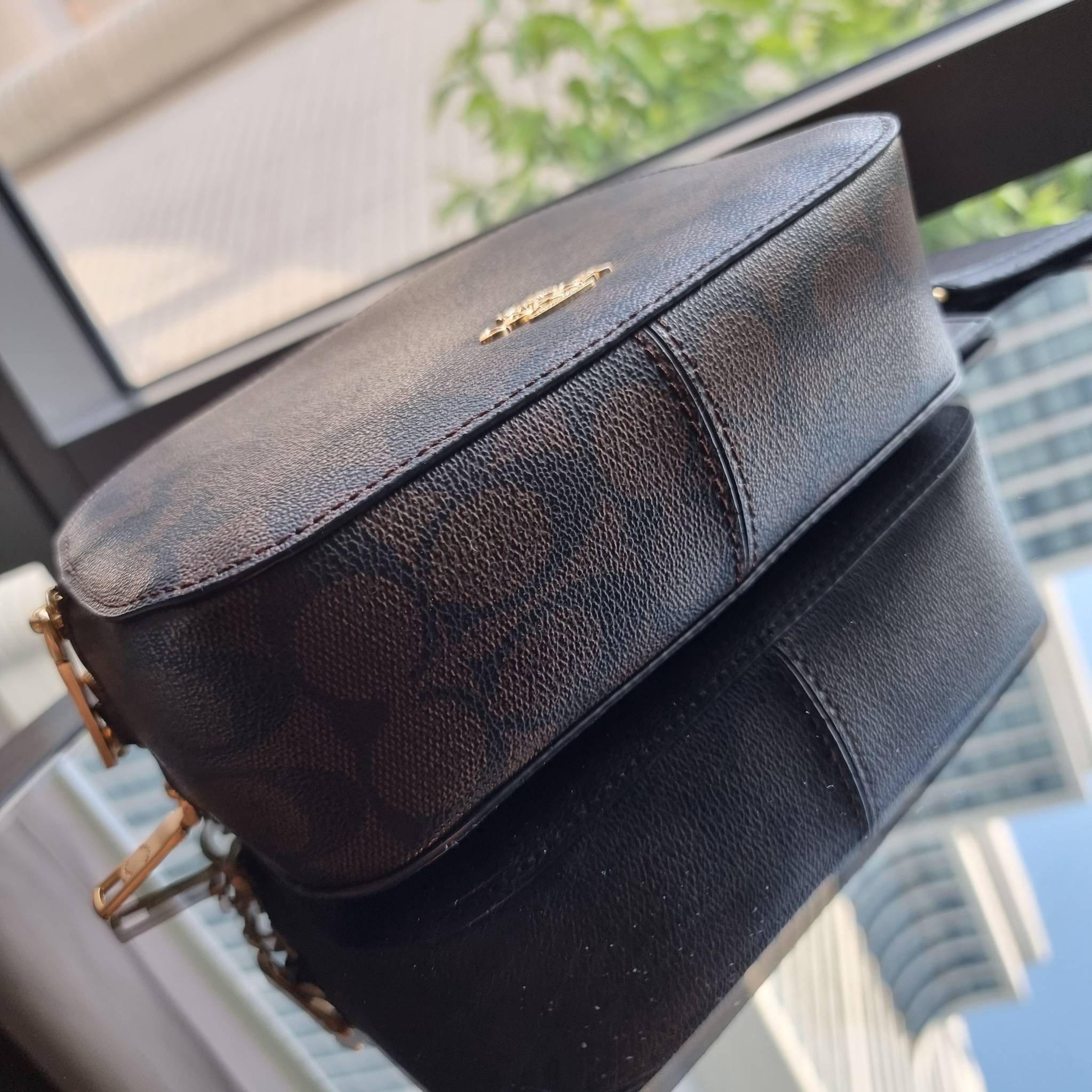 OUTLET 】COACH 1591 SERENA SATCHEL IN SIGNATURE CANVAS กระเป๋าสะพายคอลเลคชั่นยอดฮิต ดีไซน์ลุคผู้ดี ต้องยกให้น้องใบนี้เลย!! จัดสีขายดี สีลุคคุณหนูมาให้ สวยตาแตก!! วัสดุหนังแคนวาส เปิด-ปิดด้วยซิป 2 ช่องหลัก ภายในเป็นช่องโล่ง เก็บของได้แบบสบายๆ ใส่มือถือได้ทุ