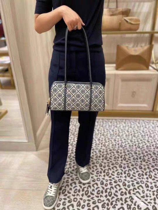 TORY BURCH Small T Monogram Marshmallow Satchel / Tory Burch tote handbag พร้อมส่ง 2 สี ใหม่ล่าสุด กระเป๋าสะพายไหล่ดีไซน์สุดทันสมัย ตัดเย็บสวยงาม ผ้า jacquard ตัดหนัง เปิด-ปิดแบบซิป มีช่องแบ่ง 2 ช่อง มีซิปลับด้านใน ใส่ของได้เยอะมากๆ ค่ะ