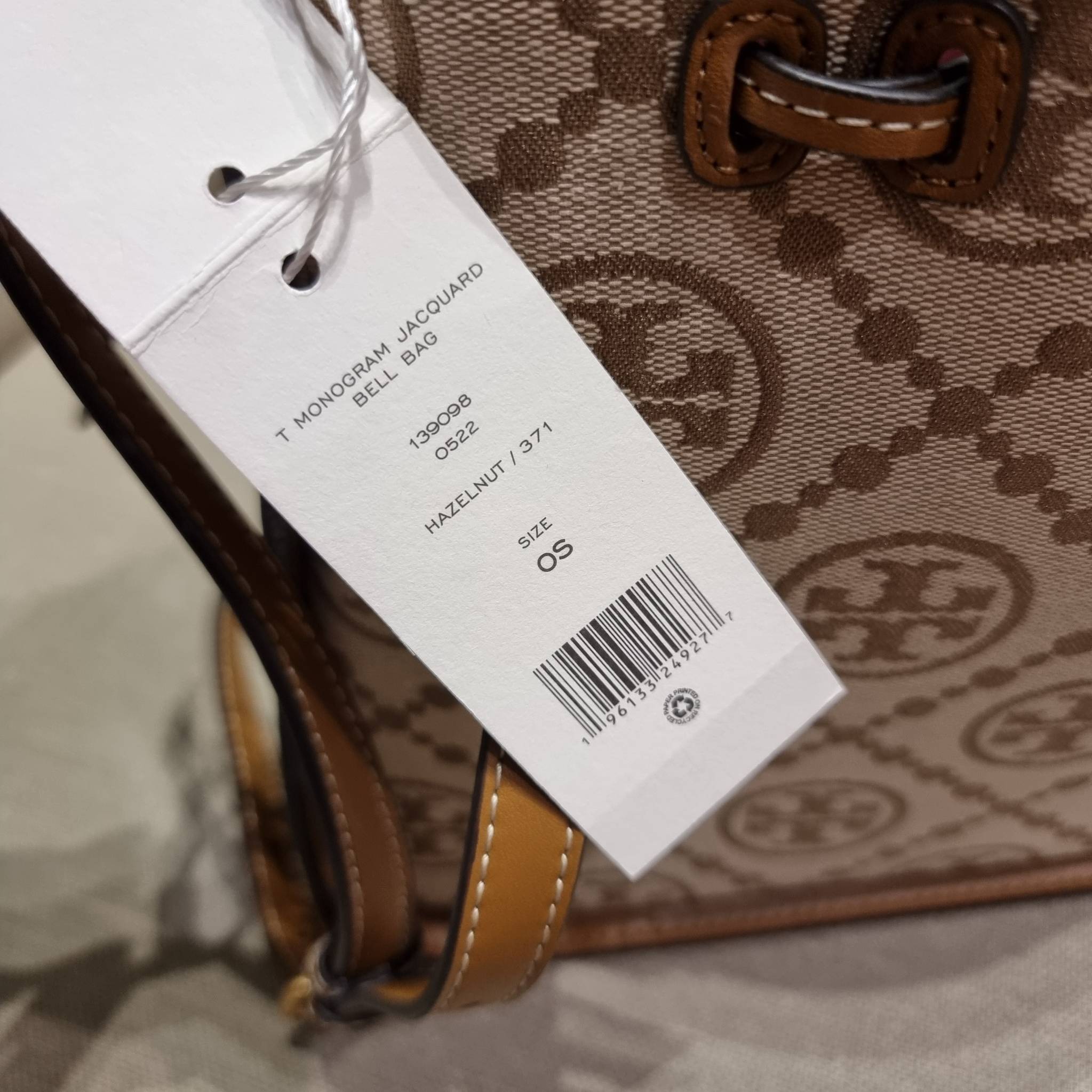 TORY BURCH T MONOGRAM JACQUARD BELL BAG คอลเลคชั่นใหม่ กับกระเป๋าลายโมโนแกรมยอดฮิต ที่มาในรูปทรงดีไซน์สวยเก๋ ชิคๆคูลๆ รับรองว่าไม่มีเกร่อ ตัวกระเป๋าทรงเหลี่ยม รูปเก็บทรงได้ในส่วนของปากกระเป๋า หรือไม่รูด ก็ได้ความสวยไปอีกแบบ วัสดุผ้า jacquard ตัดสลับหนังแท