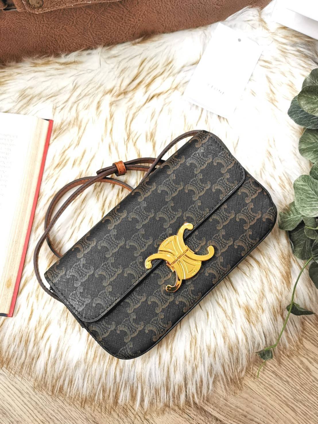 พรีเมี่ยมกิ๊ฟแท้ 100% 】CELINE TRIOMPHE SHOULDER BAG VIP GIFT WITH PURCHASE-GWP พรีเมี่ยมกิ๊ฟ Limited Edition จาก CELINE PERFUME DUTY FREE COUNTER วัสดุ TRIOMPHE & LEATHER ดีไซน์ยอดนิยมสไตล์สาว LISA