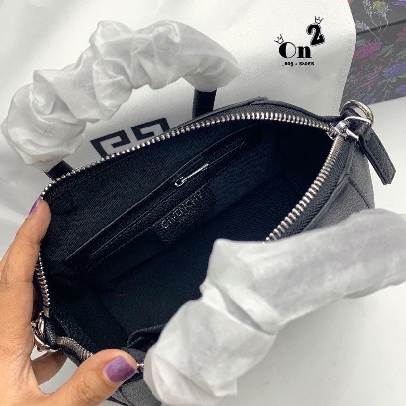 Givenchy Antigona Mini leather shoulder bag กระเป๋าสะพายทรงหมอน งานซิปบน หนังเรียบ อะไหล่เงิน มาพร้อมสายสะพายยาวถอดออกถือได้ กระเป๋าสุดคลาสสิก ใบเดียวก็เอาอยู่ Day to Night Bag เข้าได้กับลุค Smart Casual ด้วยทรงกระเป๋าที่ฐานกว้างใส่ของใช้ที่จำเป็นได้ทุกอย