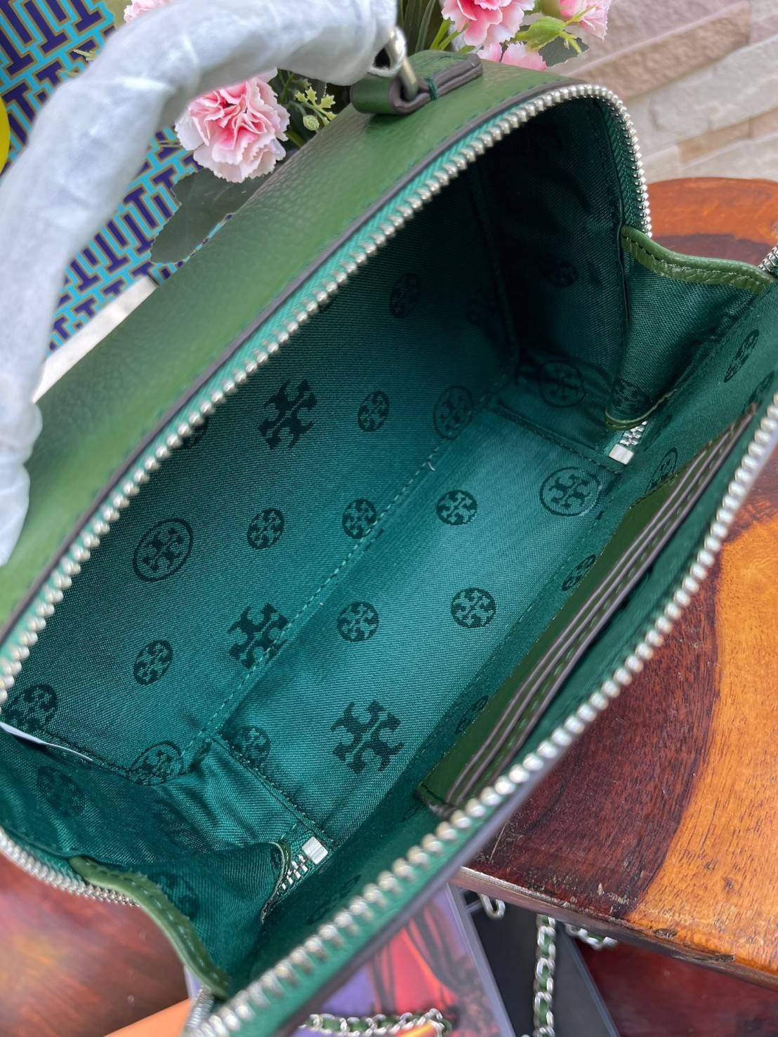 Tory burch Top Handle Case (84710) Collection ใหม่ที่เพิ่งเปิดตัวไปไม่นานจุดเด่นของรุ่นนี้คือดีไซน์ออกมาในสไตล์คลาสสิกที่มาพร้อมกับฮาร์ดแวร์ที่ทำจากวัสดุทองเหลืองและสายสะพายโซ่และหนัง ปากกระเป๋าเปิดได้กว้างแบบสองซิป รูปทรงสามารถสะพายใช้งานได้หลายโอกาส ไม่