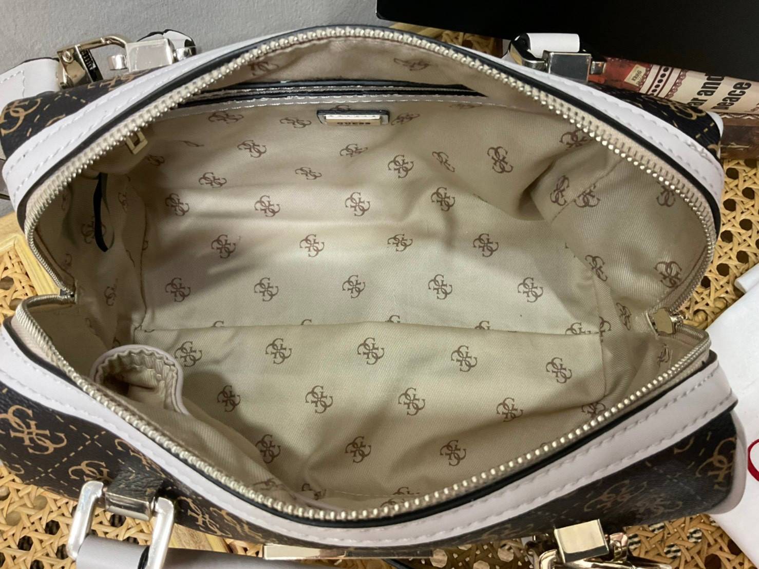 Guess Handbag with Small Shoulder Strap Tyren SG796605 New collection!! Guess ทรงหมอน ขนาดเล็ก ลายซิกเนเจอร์แบรนด์ ทรงหมอนยอดฮิต มีให้เลือก 5 สี สีสวยคลาสสิก เข้ากับง่ายกับทุกชุด ปิด/เปิด ด้วยซิป ภายในโล่งกว้าง แยกเป็นสัดส่วนใช้งาน ซับในตราแบรนด์ ใส่กระเป