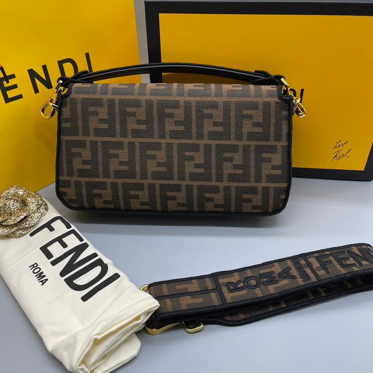 MEDIUM || FENDI VINTAGE BAGUETTE SHOULDER BAG 2size ORI Grade ใช้งานต่างประเทศได้ กระเป๋าสะพายทอลายโมโนแกรม อะไหล่ทองหรูหรา มี 2 ขนาด ทนทาน มาพร้อมสาย 2 แบบ สำหรับคล้องแขน และสายครอสบอดี้ เปิด-ปิดด้วยกระดุมแม่เหล็ก ภายในเป็นช่องโล่ง ใส่โทรศัพท์ พร้อมเสิร์