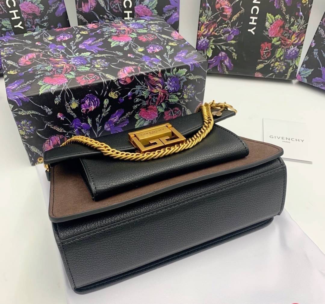 หนังแท้ Givenchy GV3 Bag 9” สวยหรู ดูเป็นคนมีเทสดีเลยค่าา ดีไซน์คือสวยมีคลาส มีระดับสุดๆ พร้อมสายโซ่อะไหล่ทอง ละมุนตามากค่าา รุ่นนี้ขายดีมาก ได้มาน้อยด้วยนะคะ สาวๆ รีบจับจอง อย่าคิดนาน ราคานี้กับคุณภาพถือว่าคับแก้วมั๊กมากกกก ไม่ซื้อทนไหว ^^