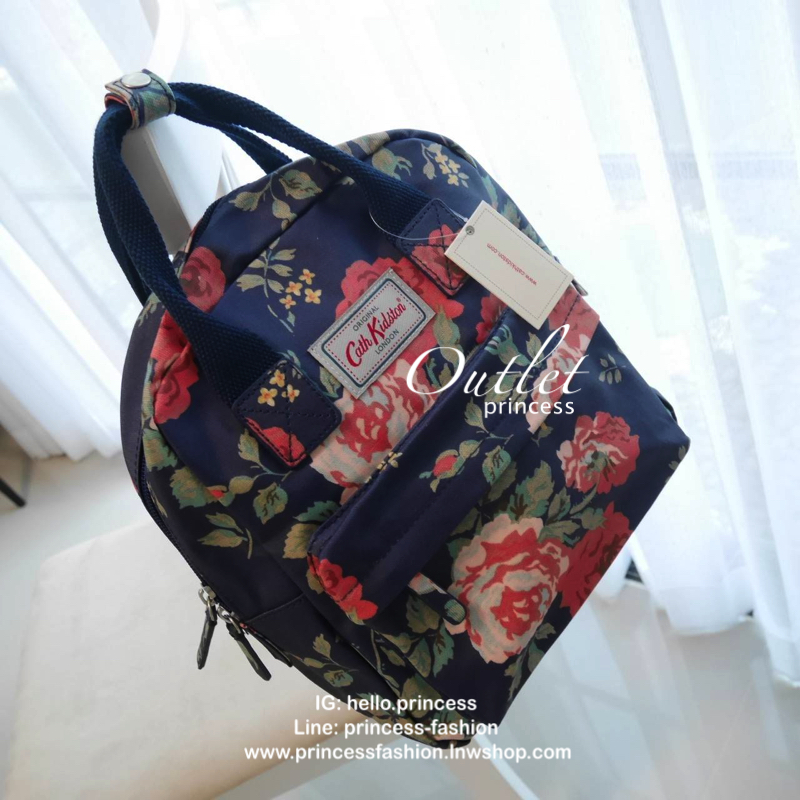 กระเป๋าเป้สไตล์วินเทจแบรนด์ดัง CATH KIDSTON MINI BACKPACK กระเป๋าสะพายเป้รุ่นมินิ วัสดุ PVCกันน้ำ สามารถเช็ดทำความสะอาดได้ เปิดปิดด้วยซิปสะดวกใช้ ด้านหน้าประดับโลโก้ cath Kidston พร้อมช่องซิปด้านนอกใส่กระเป๋าสตางค์ มือถือได้ ด้านในมีช่องซิป สามารถใส่ipad 