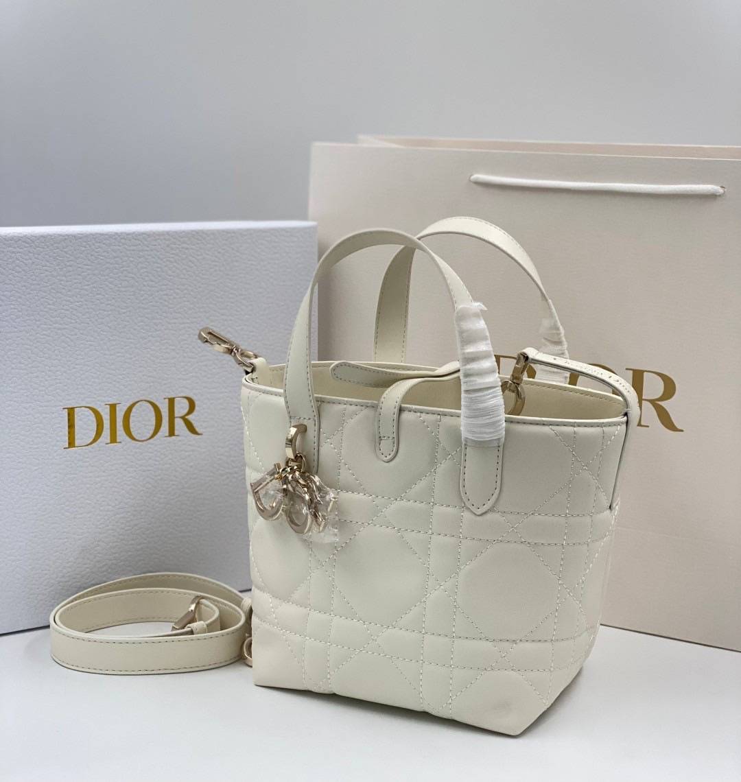 ORI | หนังแท้ DIOR Small Toujours vertical tote bag กระเป๋าทรงโท้ทไซส์เล็กสวยหรู ดีเทลสุดประณีตคอมพลีตลุคในทุกวัน เย็บลวดลาย macrocannage และชาร์มตัวอักษร D,I,O,R