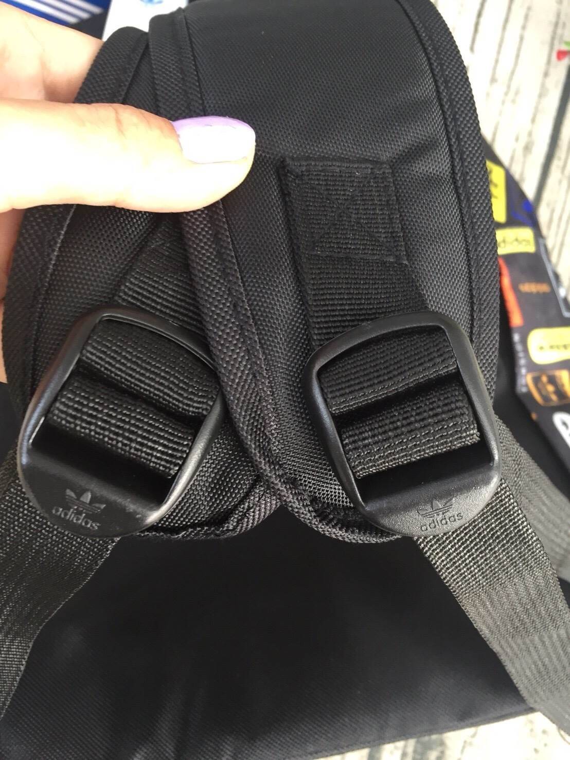 ADIDAS WOMEN ORIGINALS CROCHITA CLASSIC BACKPACK กระเป๋าเป้ แบบใหม่ล่าสุด พิมพ์ลายคลาสสิค ใช้เป็นกระเป๋านักเรียน หรือเป้กีฬาได้ ช่องใส่ของใหญ่แยกช่องสำหรับใส่หนังสือ และมีช่องหน้าใส่ของจุกจิก รูปแบบสวยทันสมัย ใช้ได้ทั้งชาย-หญิง วัสดุคุณภาพดี กันน้ำได้